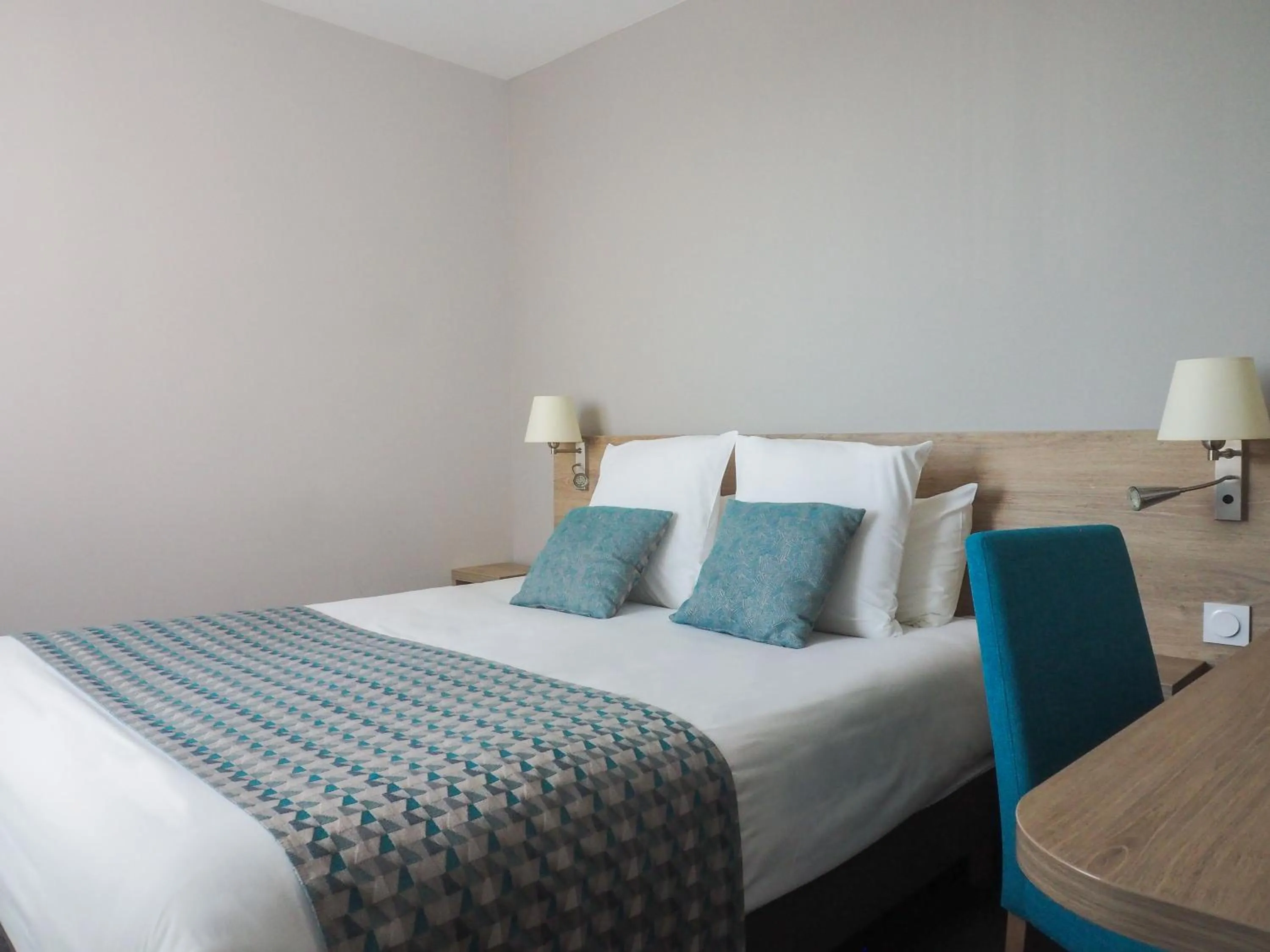 Bedroom, Bed in The Originals City, Hôtel de la Confluence, Agen Ouest