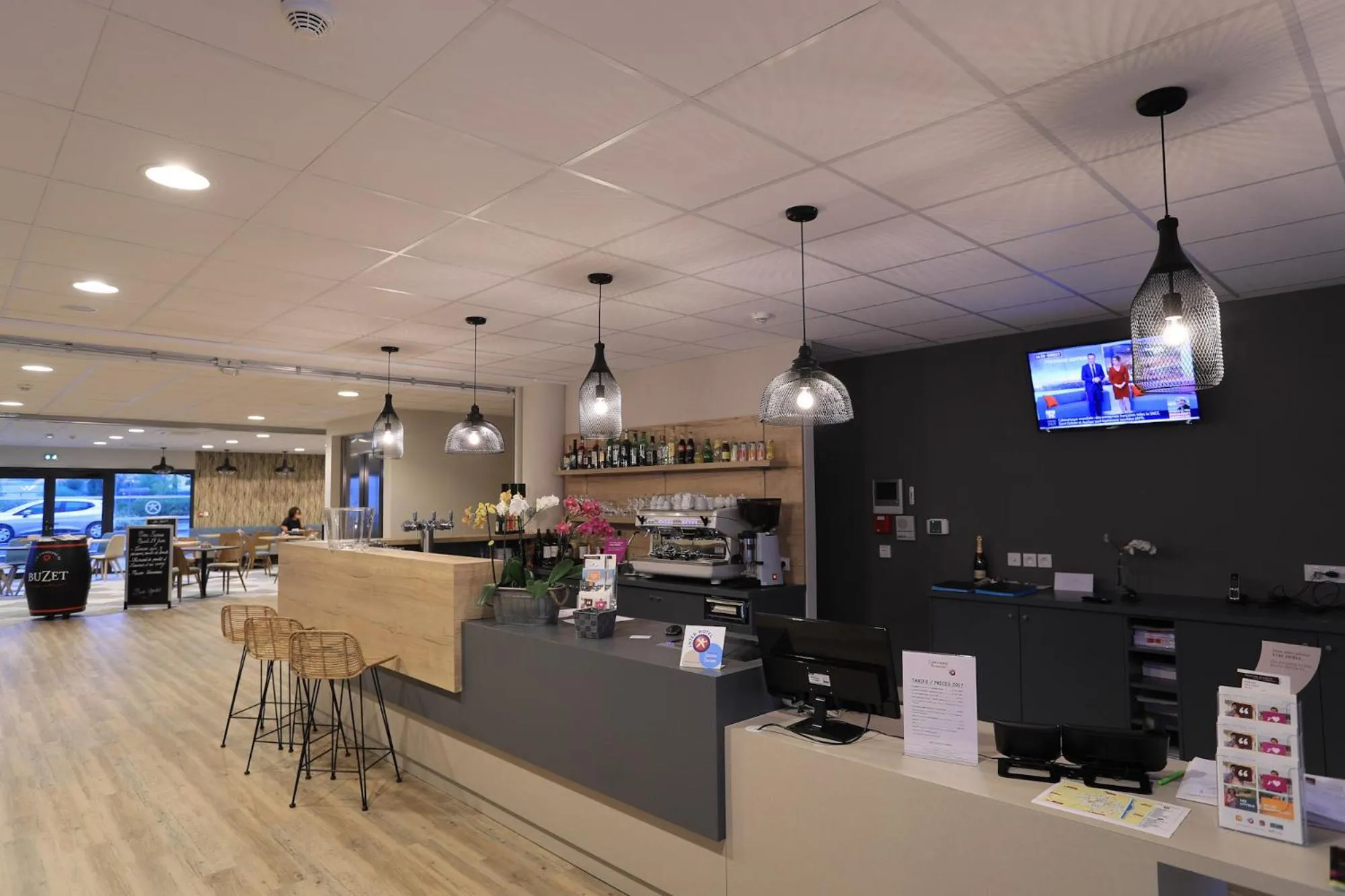 Lounge or bar in The Originals City, Hôtel de la Confluence, Agen Ouest