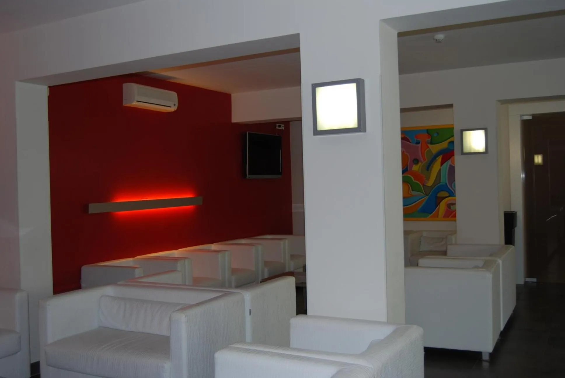 Communal lounge/ TV room, Bed in Hotel Nederland