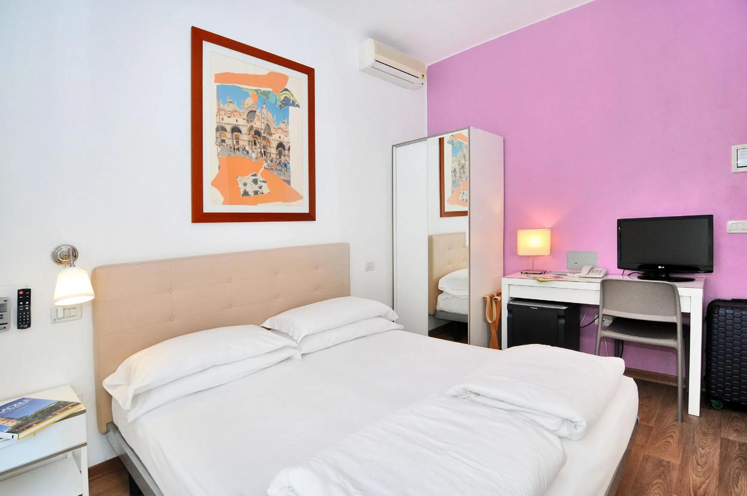 Bedroom, Bed in Hotel Nederland