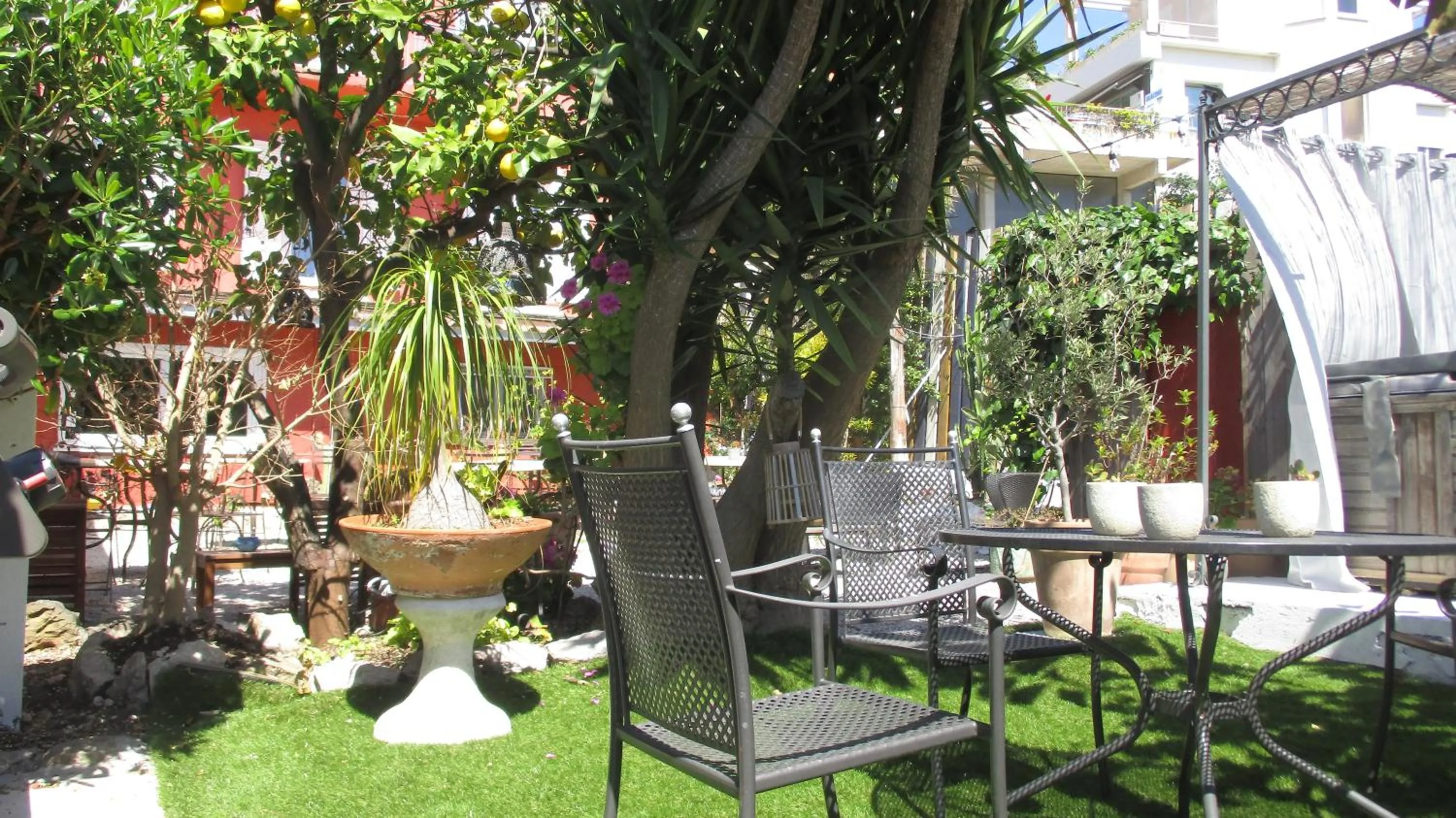 Property building in Hôtel La Villa Patricia - Charme et Tradition