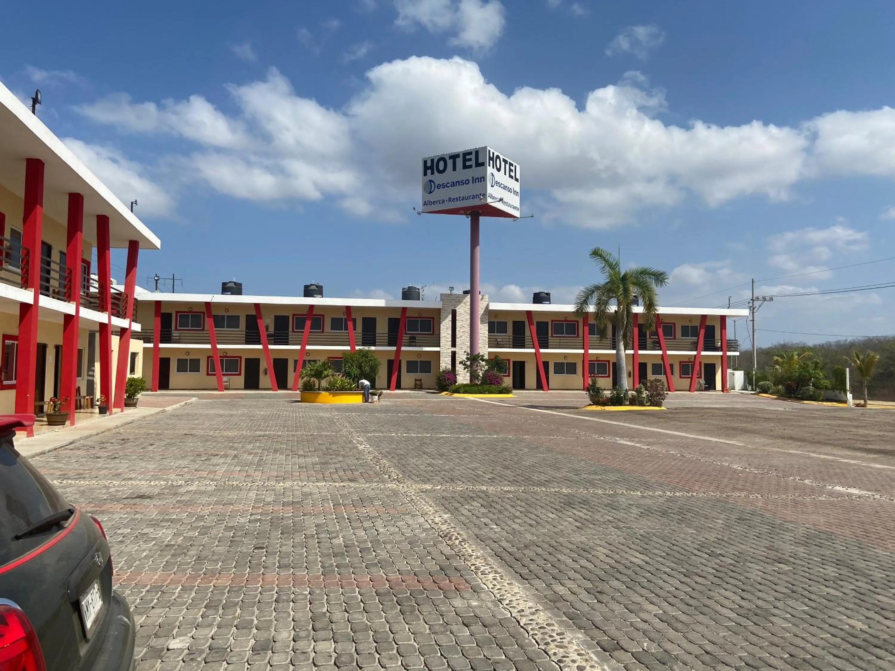 Property building in El Descanso Inn