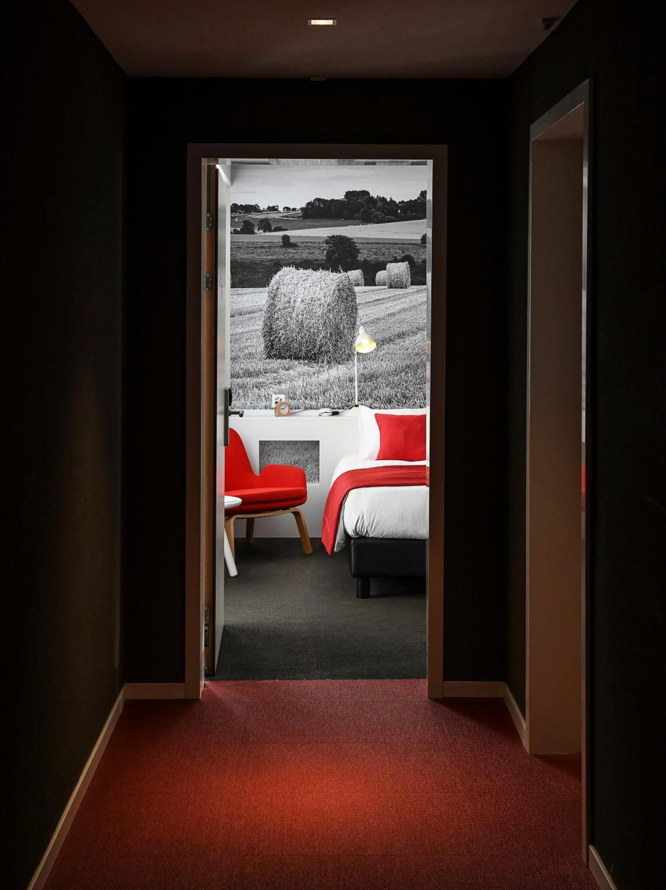 Photo of the whole room, Bed in Home Swiss Hotel