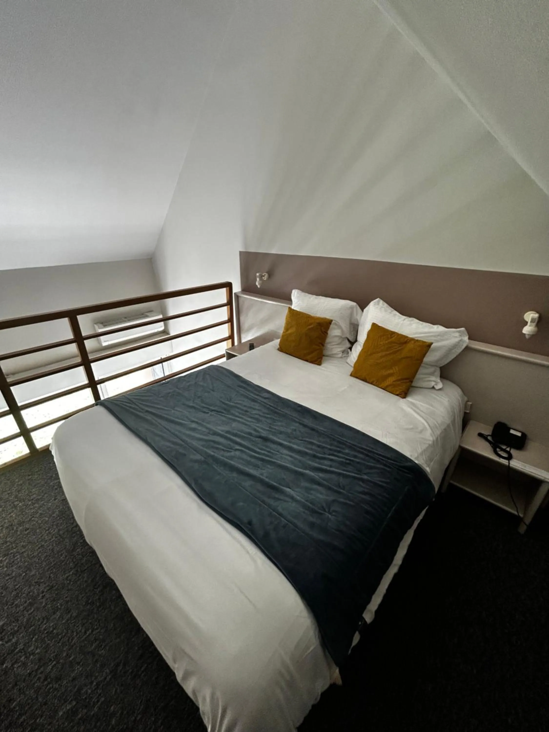 Bed in Hôtel L'ile Du Saussay