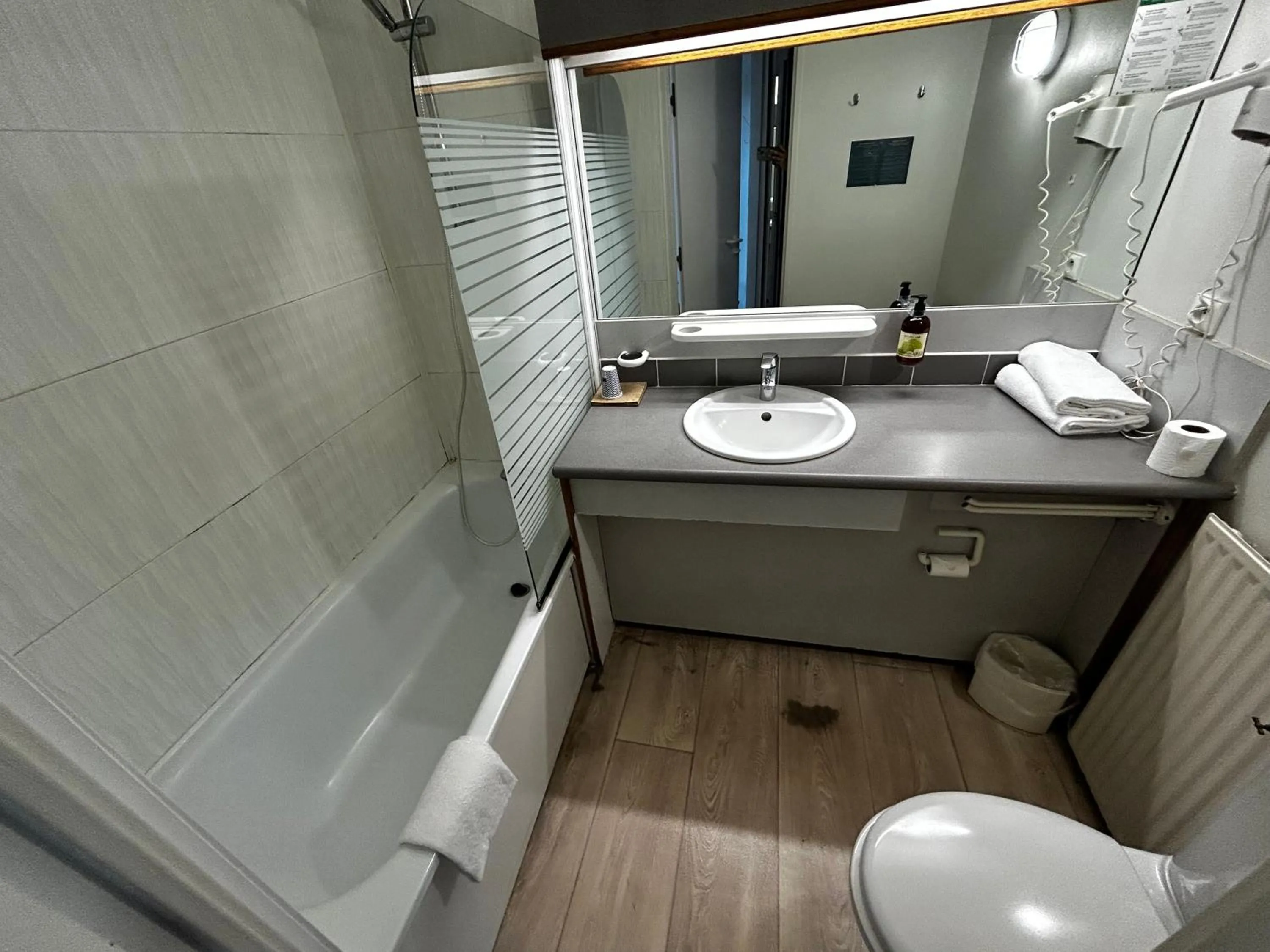 Bathroom in Hôtel L'ile Du Saussay