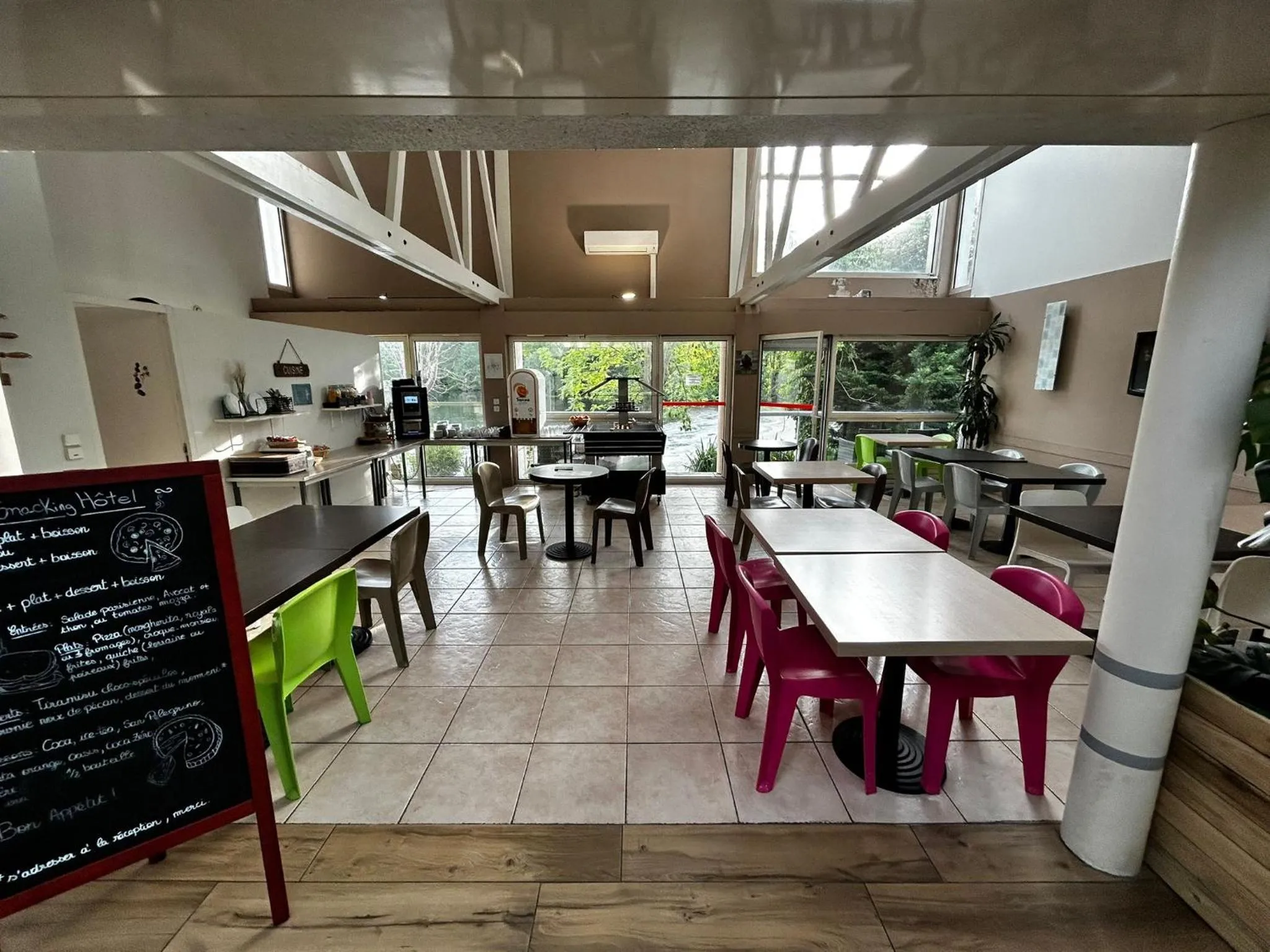 Breakfast in Hôtel L'ile Du Saussay