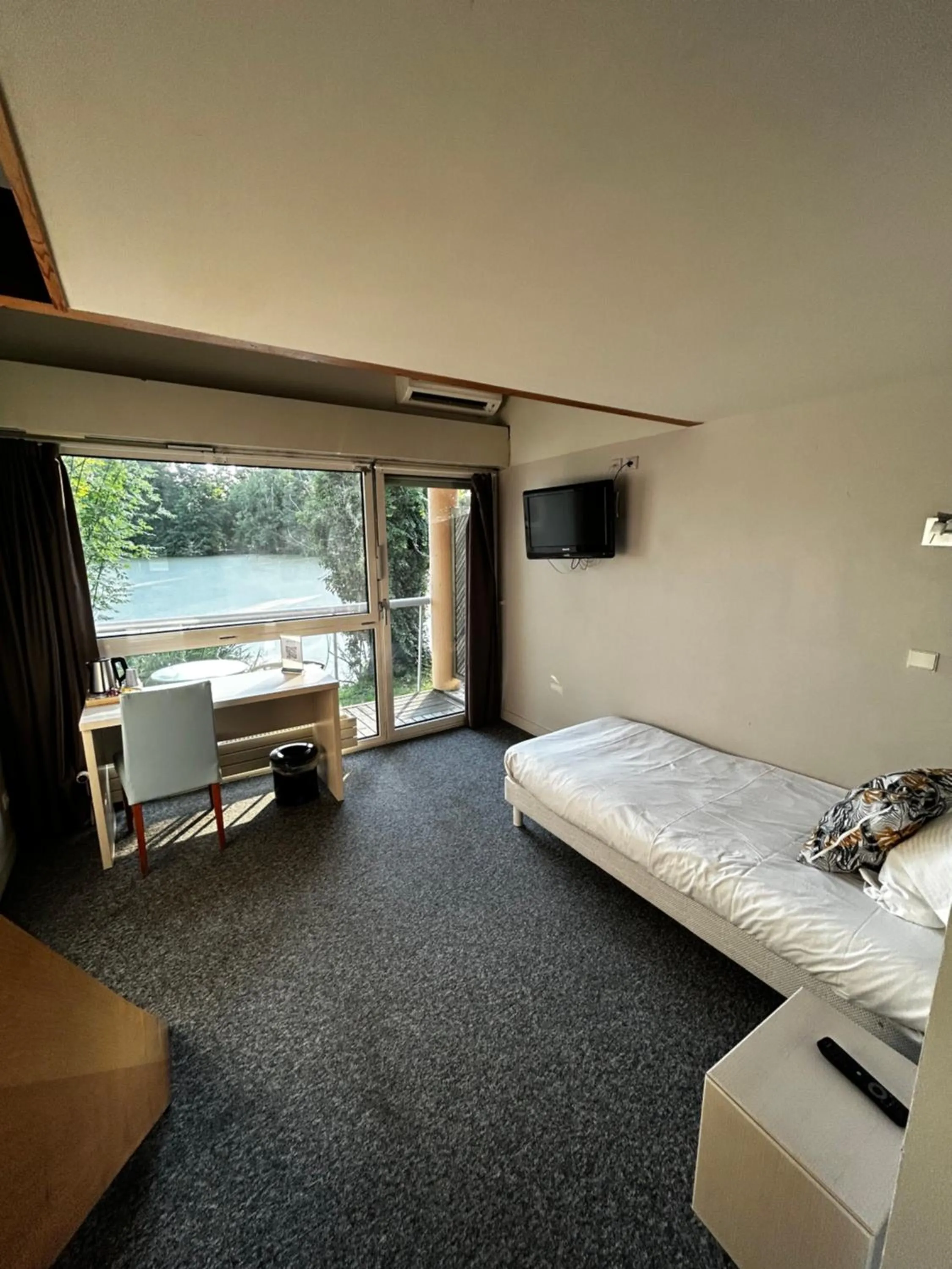 Bed in Hôtel L'ile Du Saussay