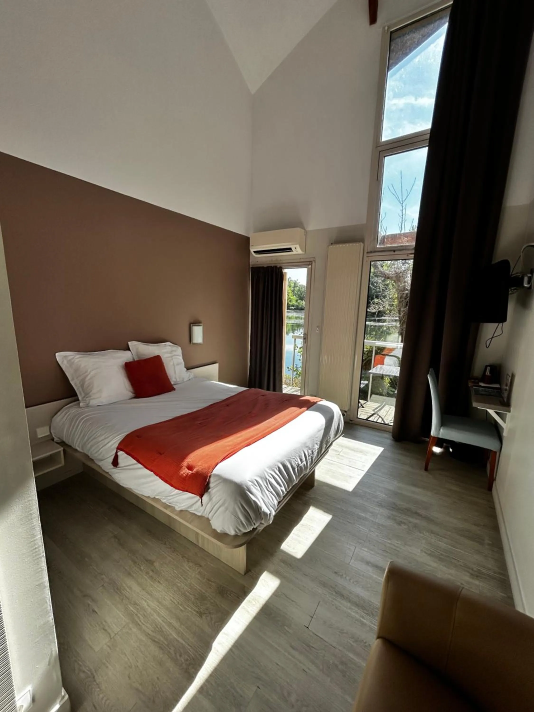 Bed in Hôtel L'ile Du Saussay