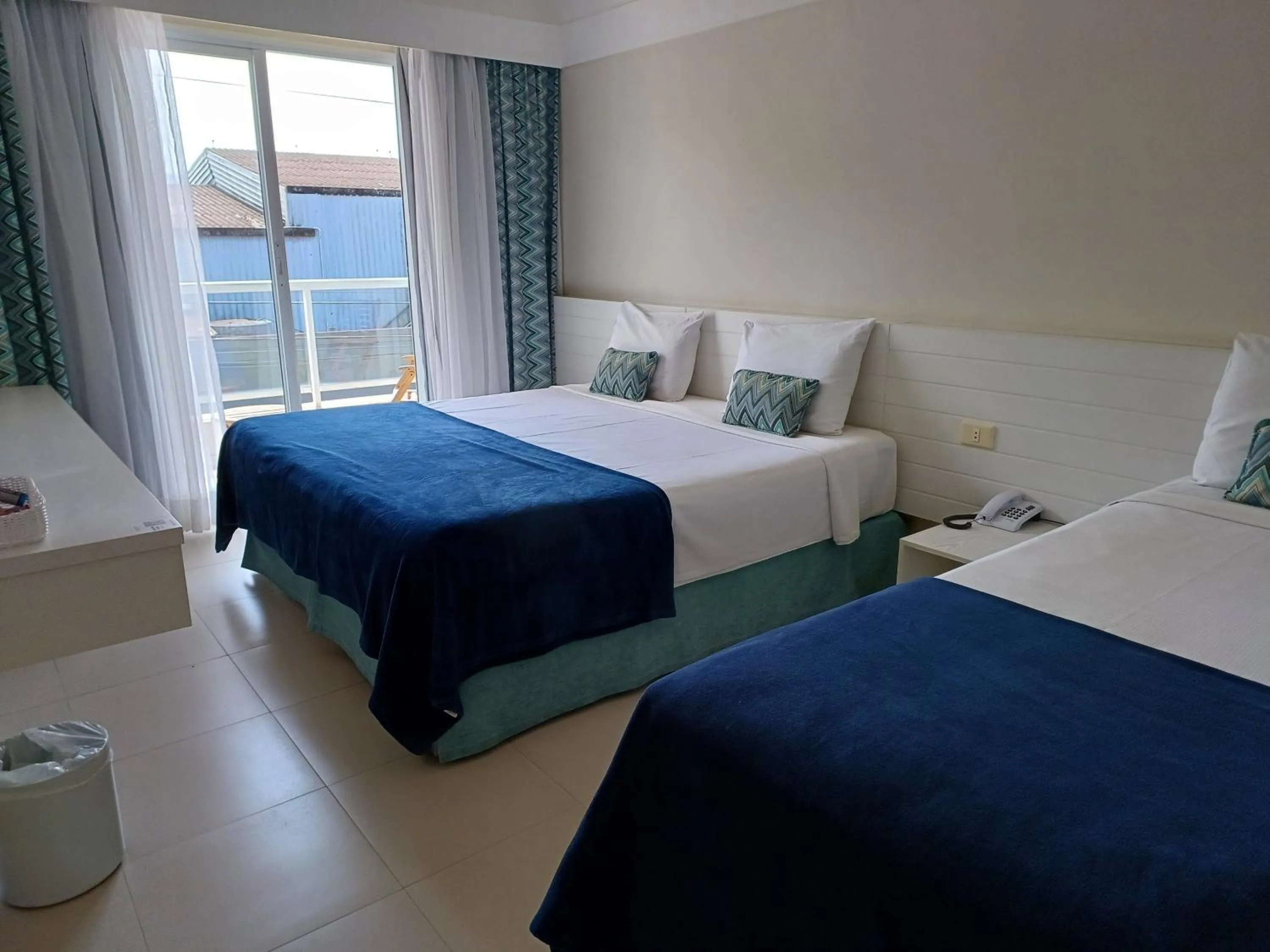 Superior Triple Room with Partial Sea View in The Falls Hotel - Frente mar