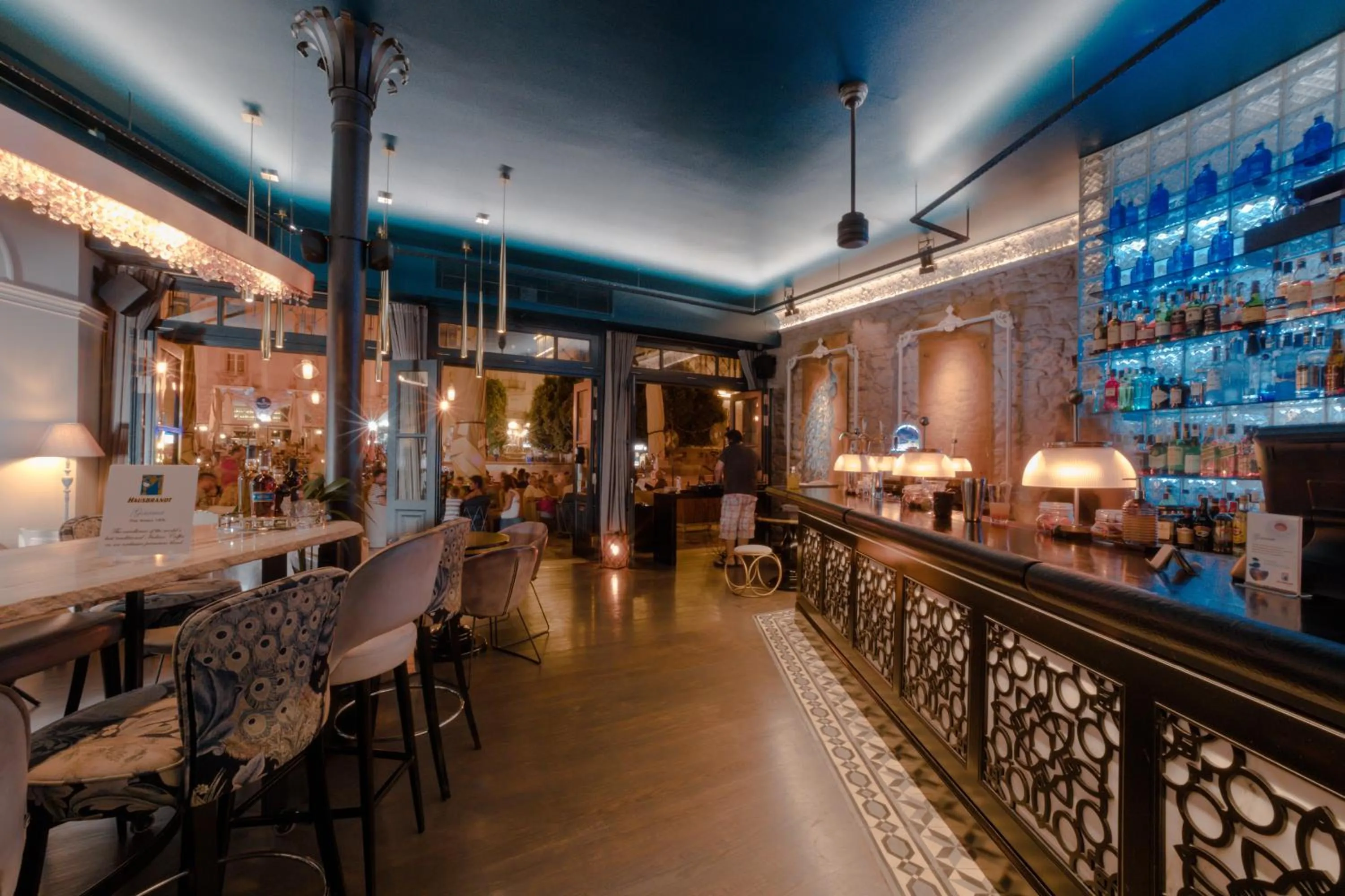 Restaurant/places to eat in Xenon Inn