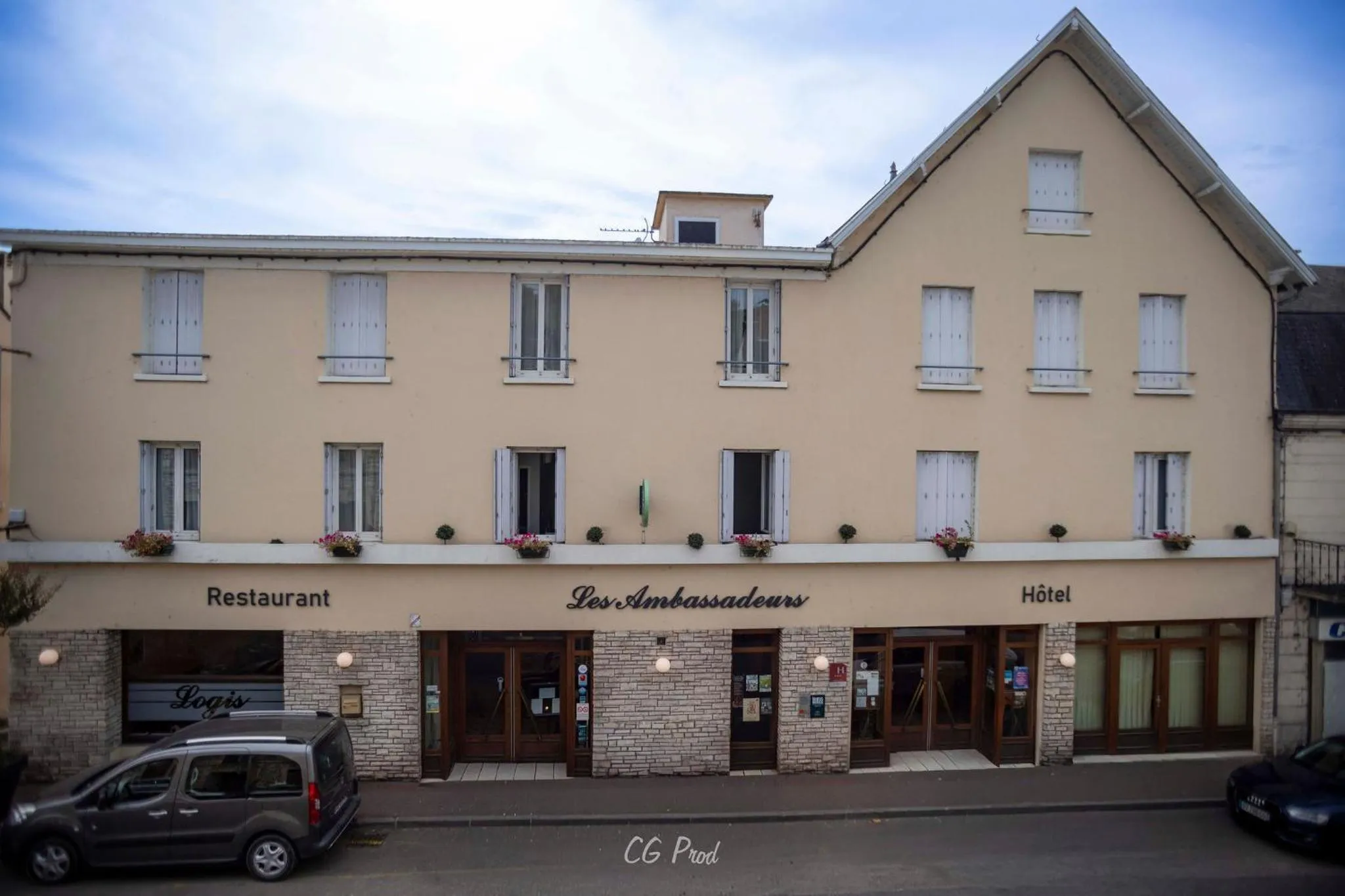 Facade/entrance in Les Ambassadeurs Logis Hotels et Restaurant