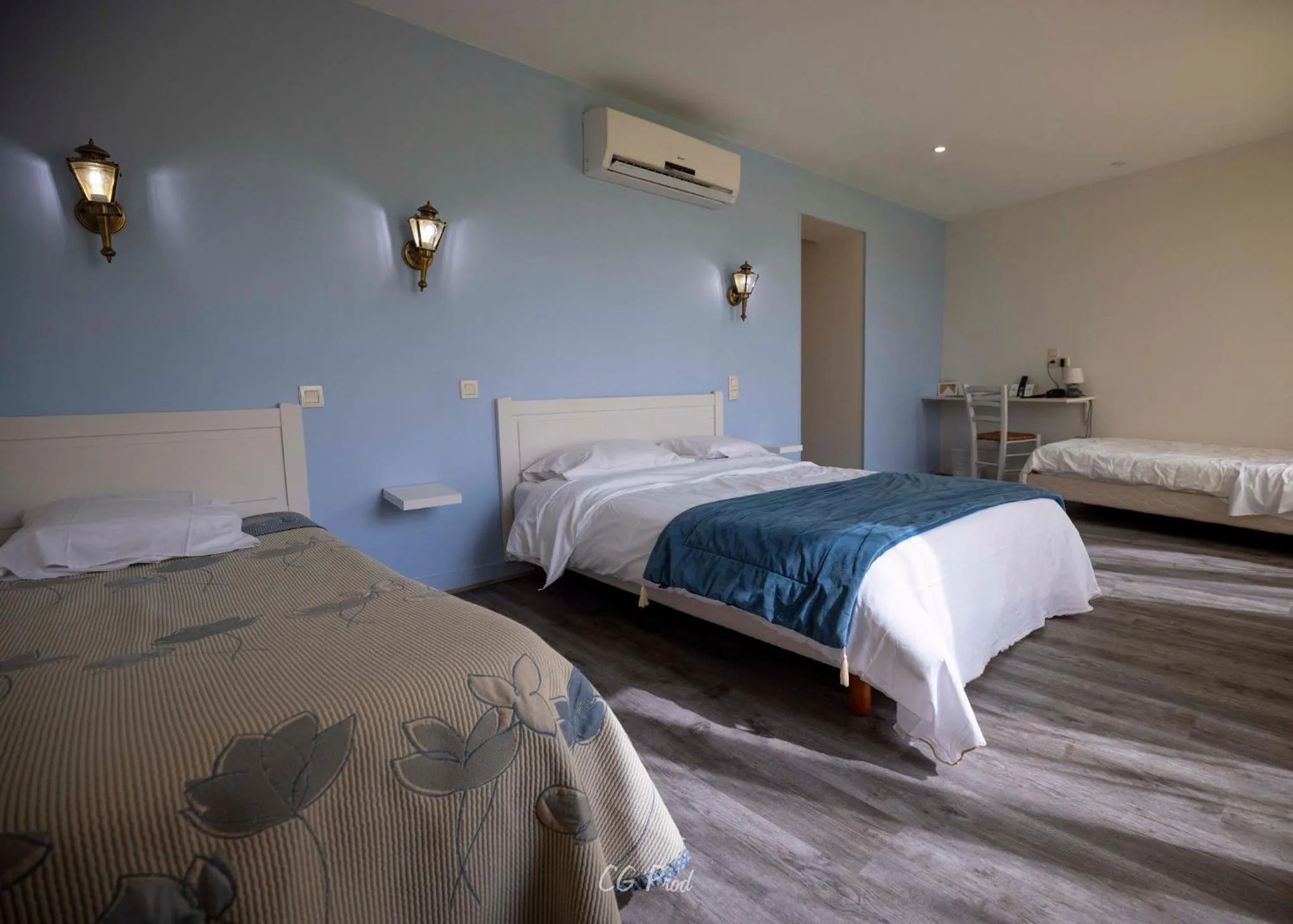 Photo of the whole room, Bed in Les Ambassadeurs Logis Hotels et Restaurant