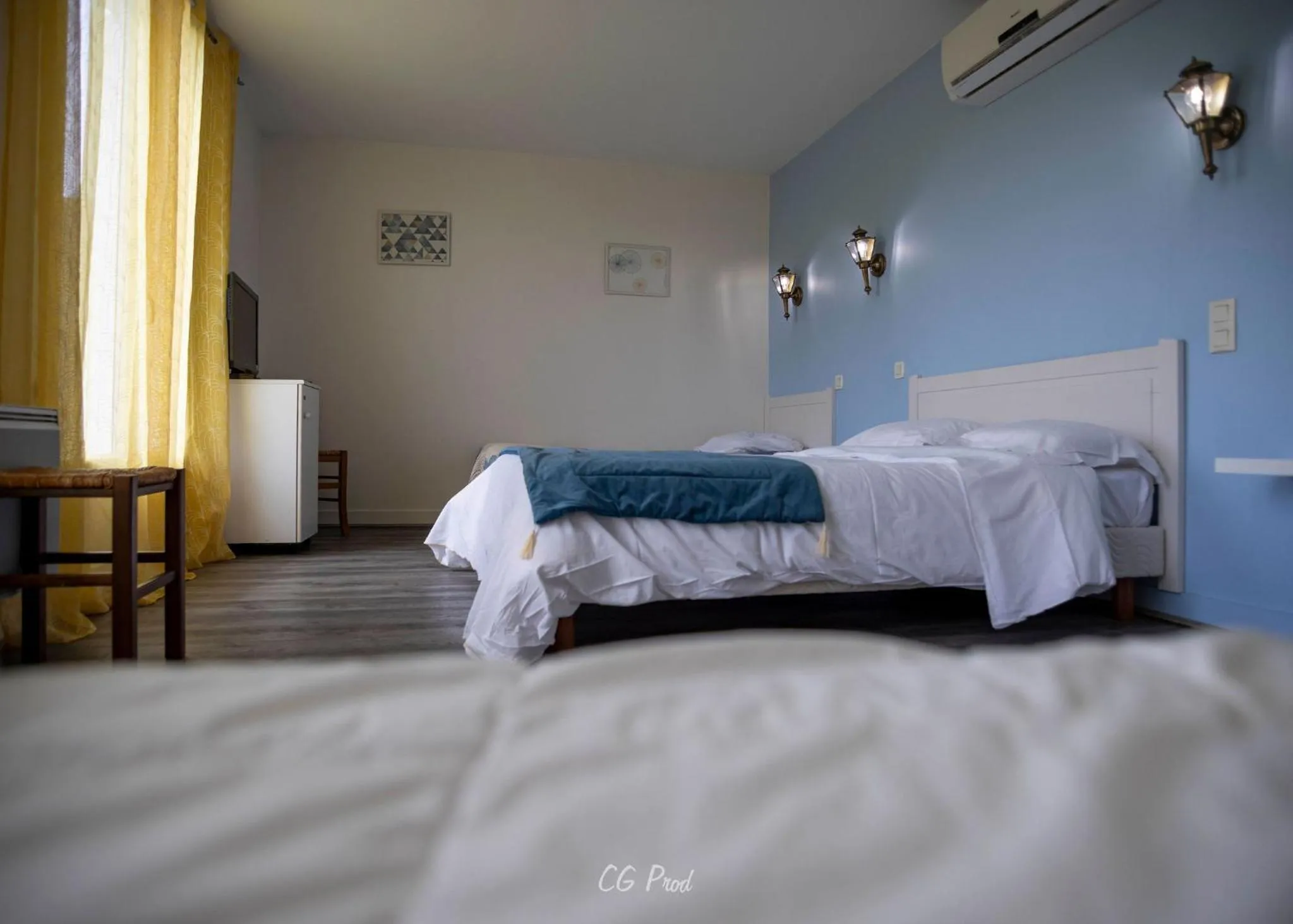 Bed in Les Ambassadeurs Logis Hotels et Restaurant