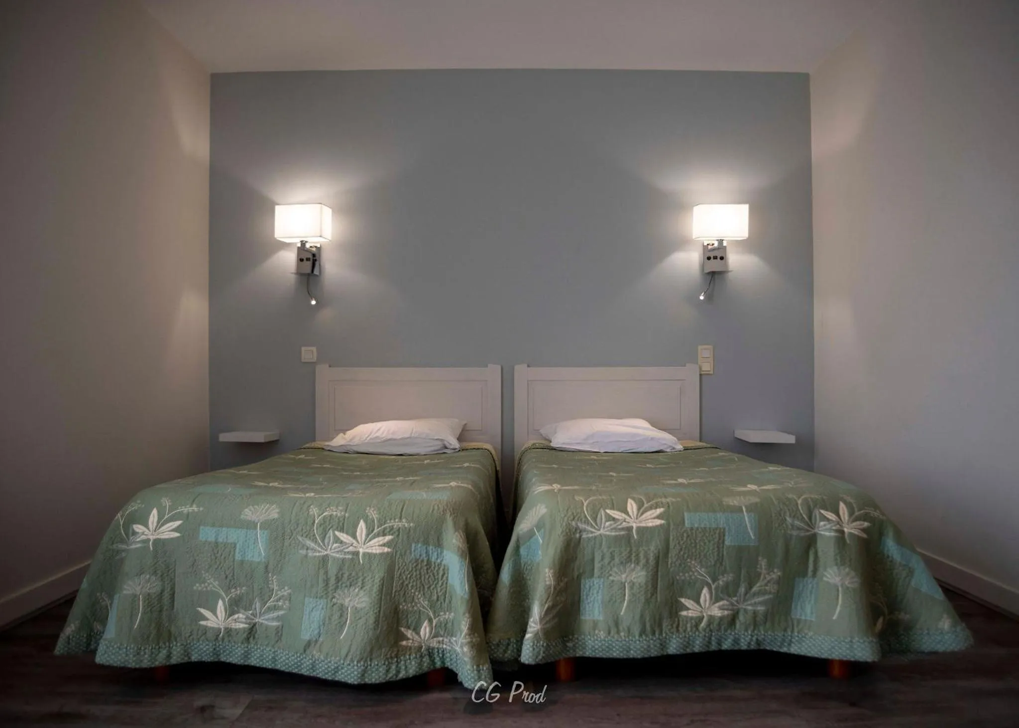 Bed in Les Ambassadeurs Logis Hotels et Restaurant