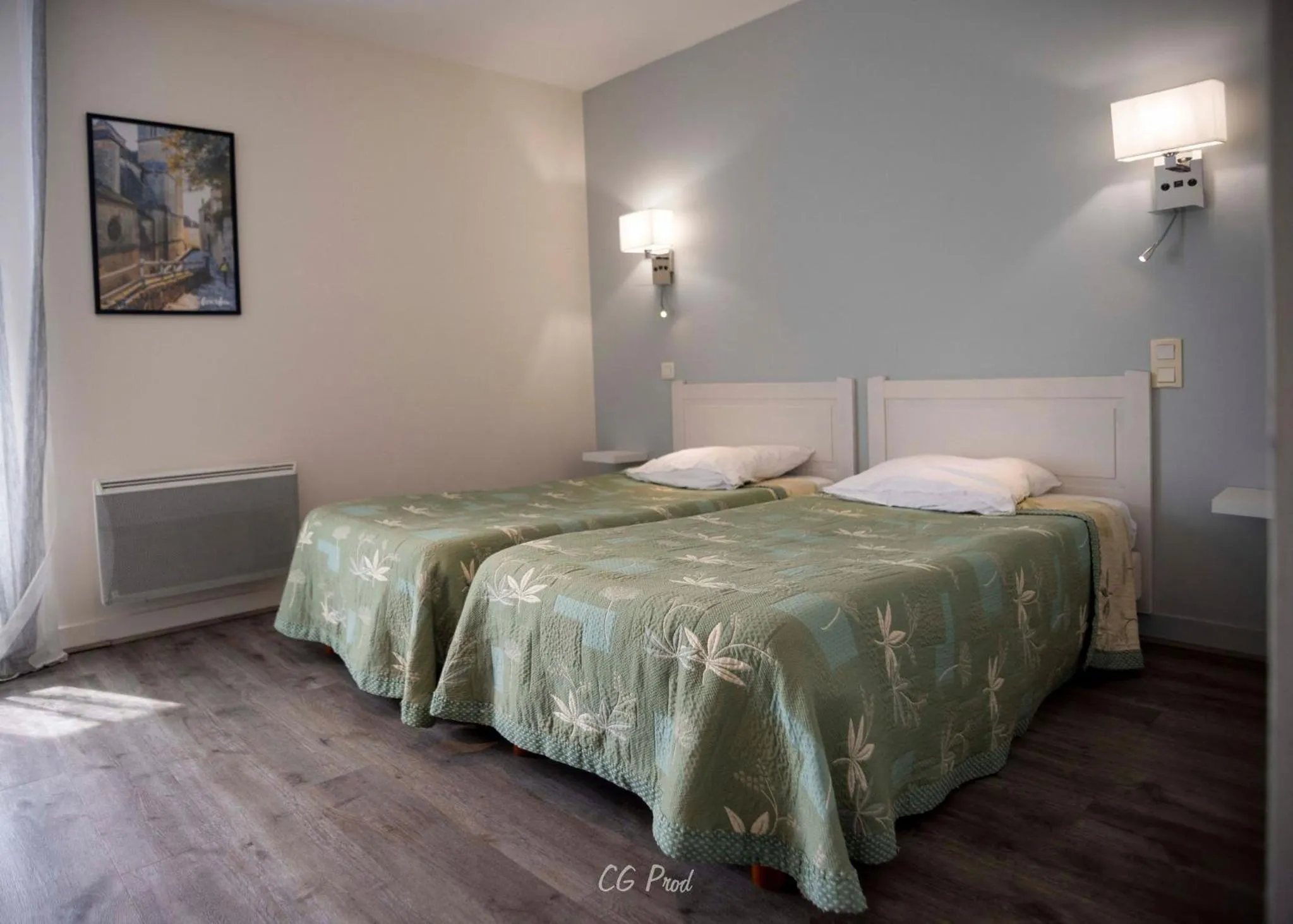 Bed in Les Ambassadeurs Logis Hotels et Restaurant