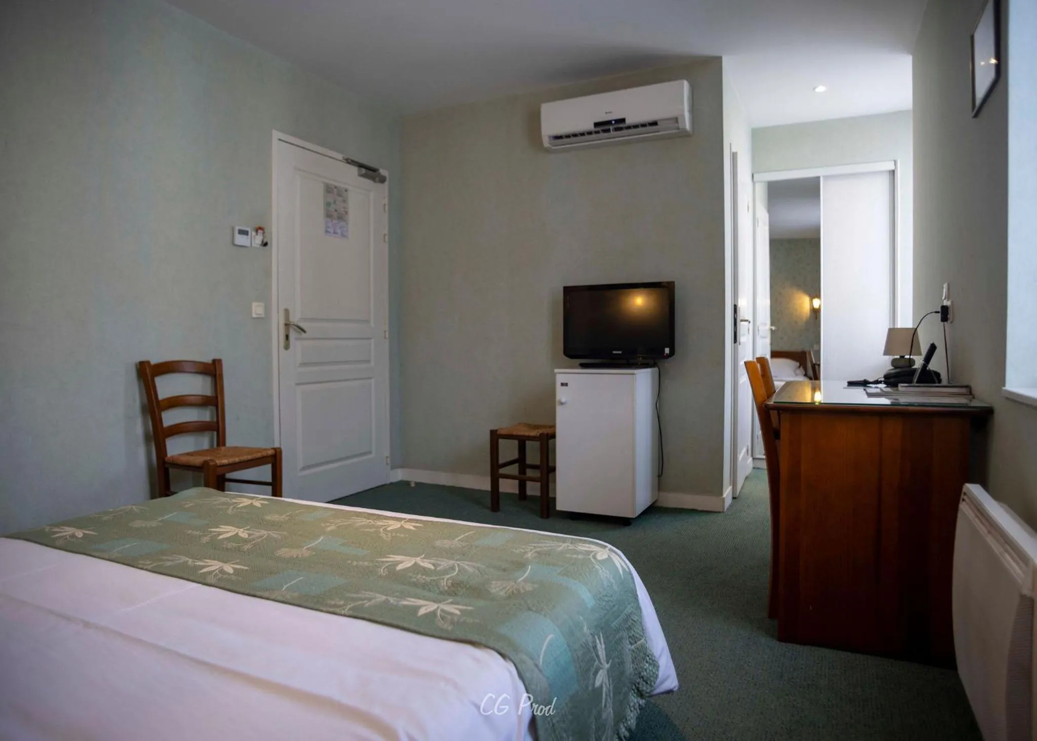 TV and multimedia, Bed in Les Ambassadeurs Logis Hotels et Restaurant