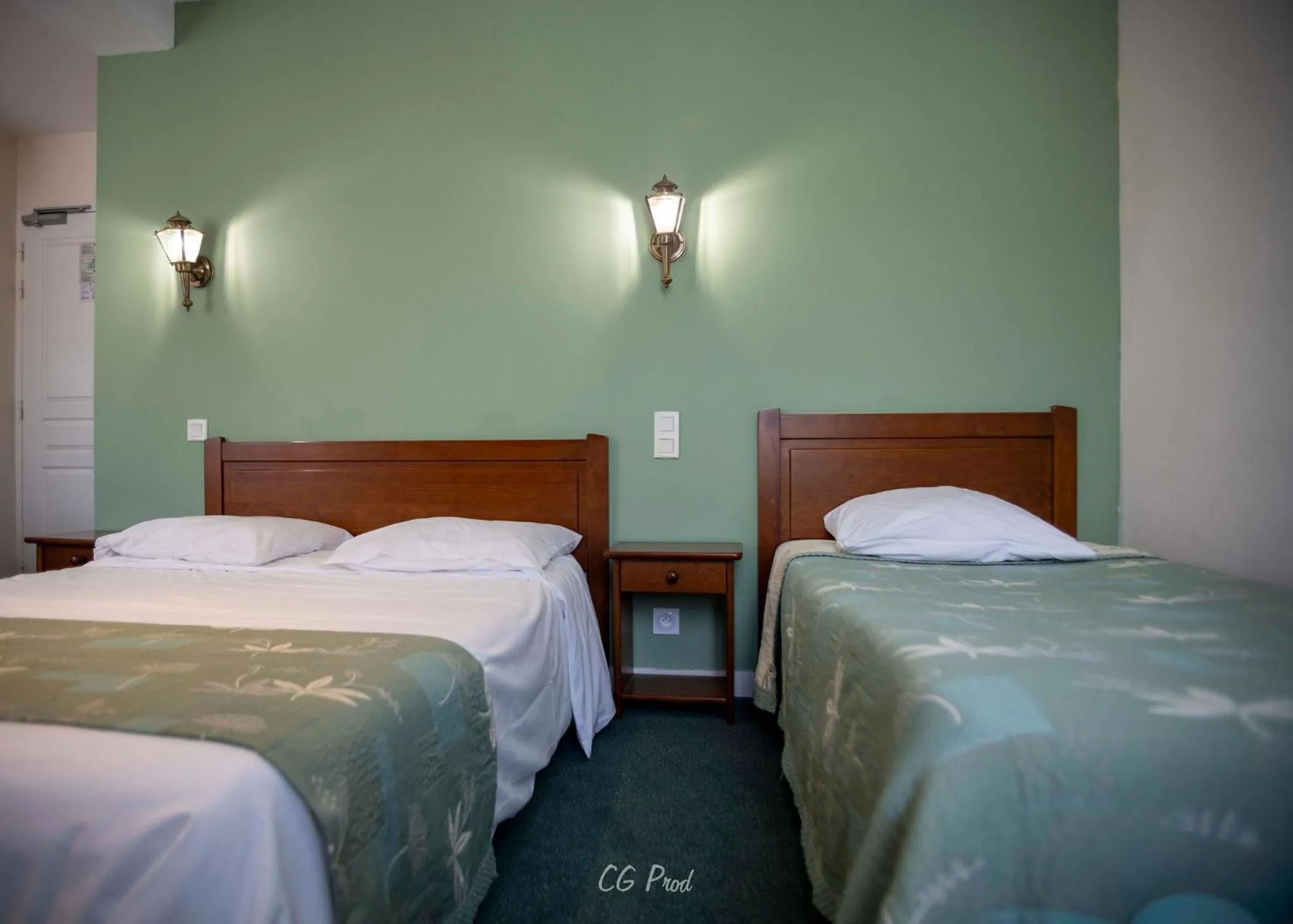 Bed in Les Ambassadeurs Logis Hotels et Restaurant