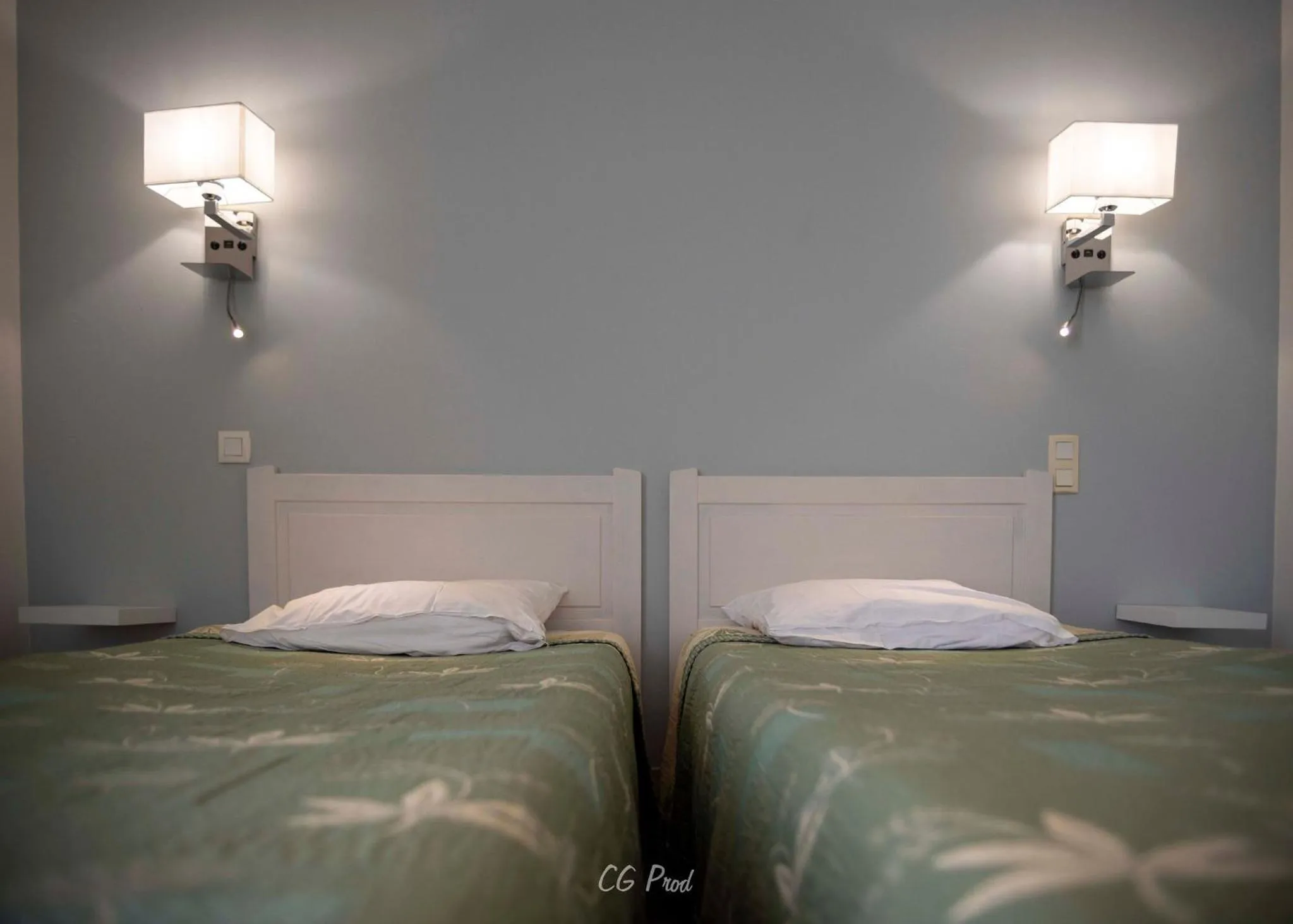 Bed in Les Ambassadeurs Logis Hotels et Restaurant