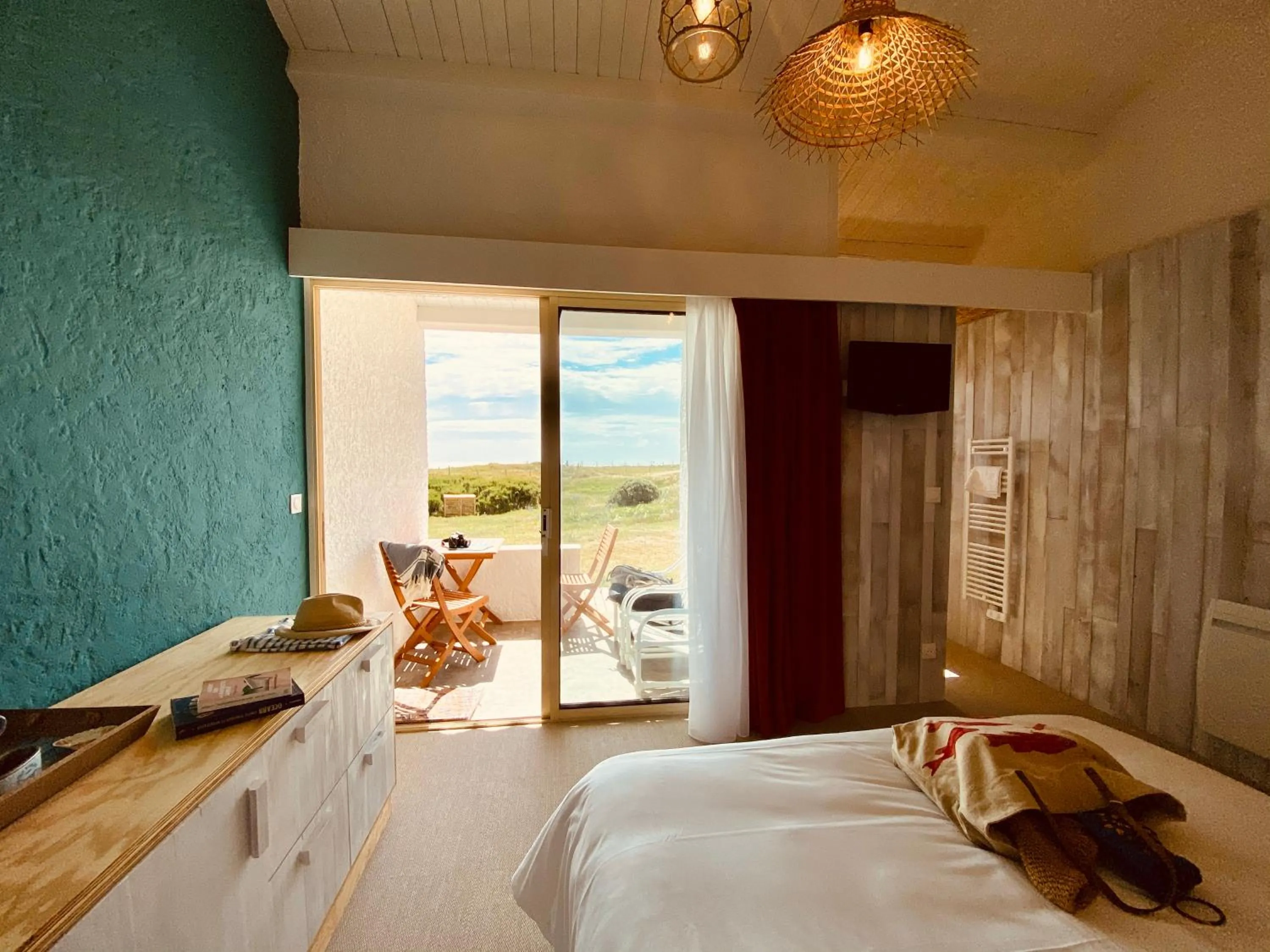 Photo of the whole room, Bed in Hôtel Île de Lumière