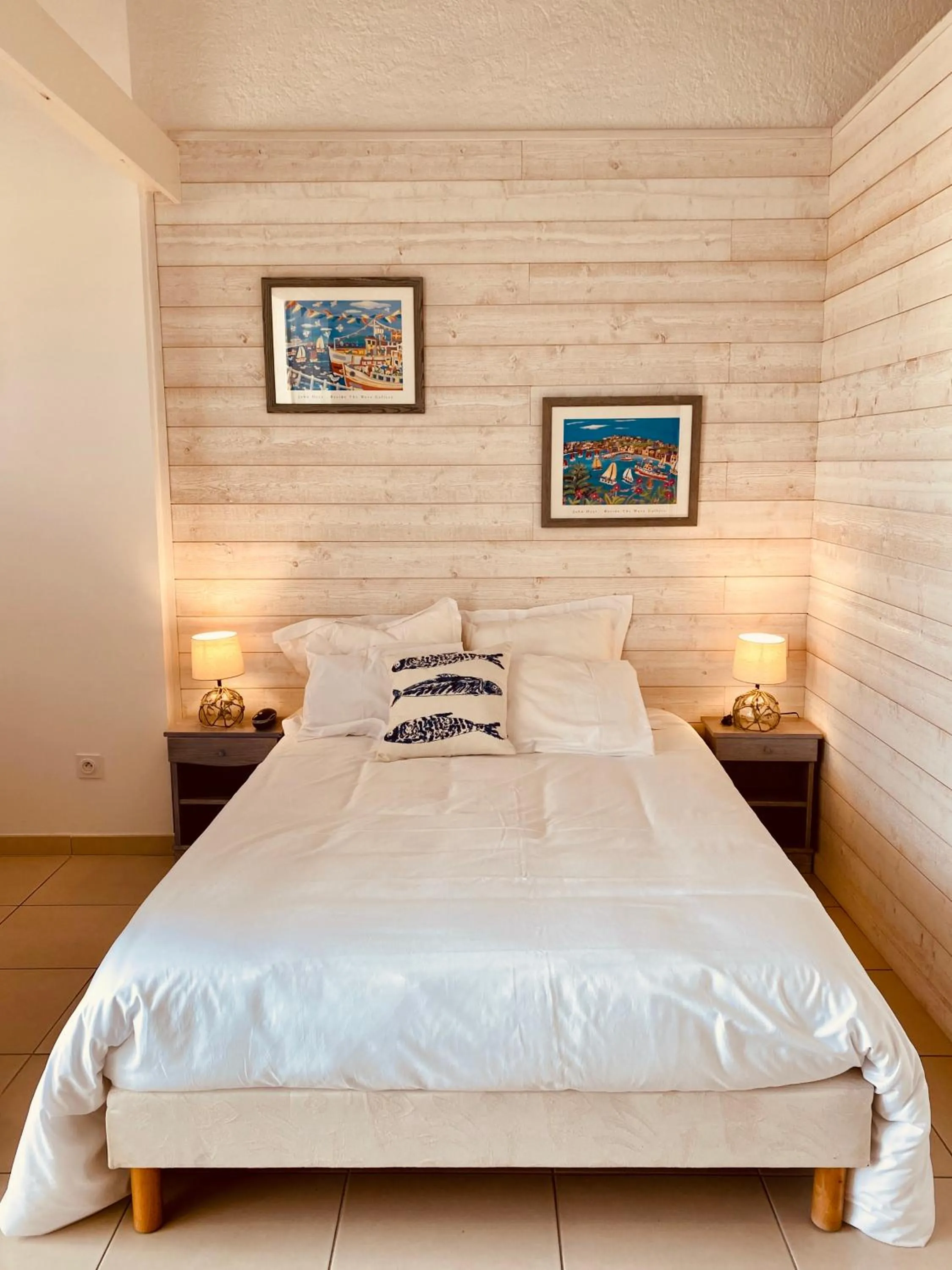 Bed in Hôtel Île de Lumière