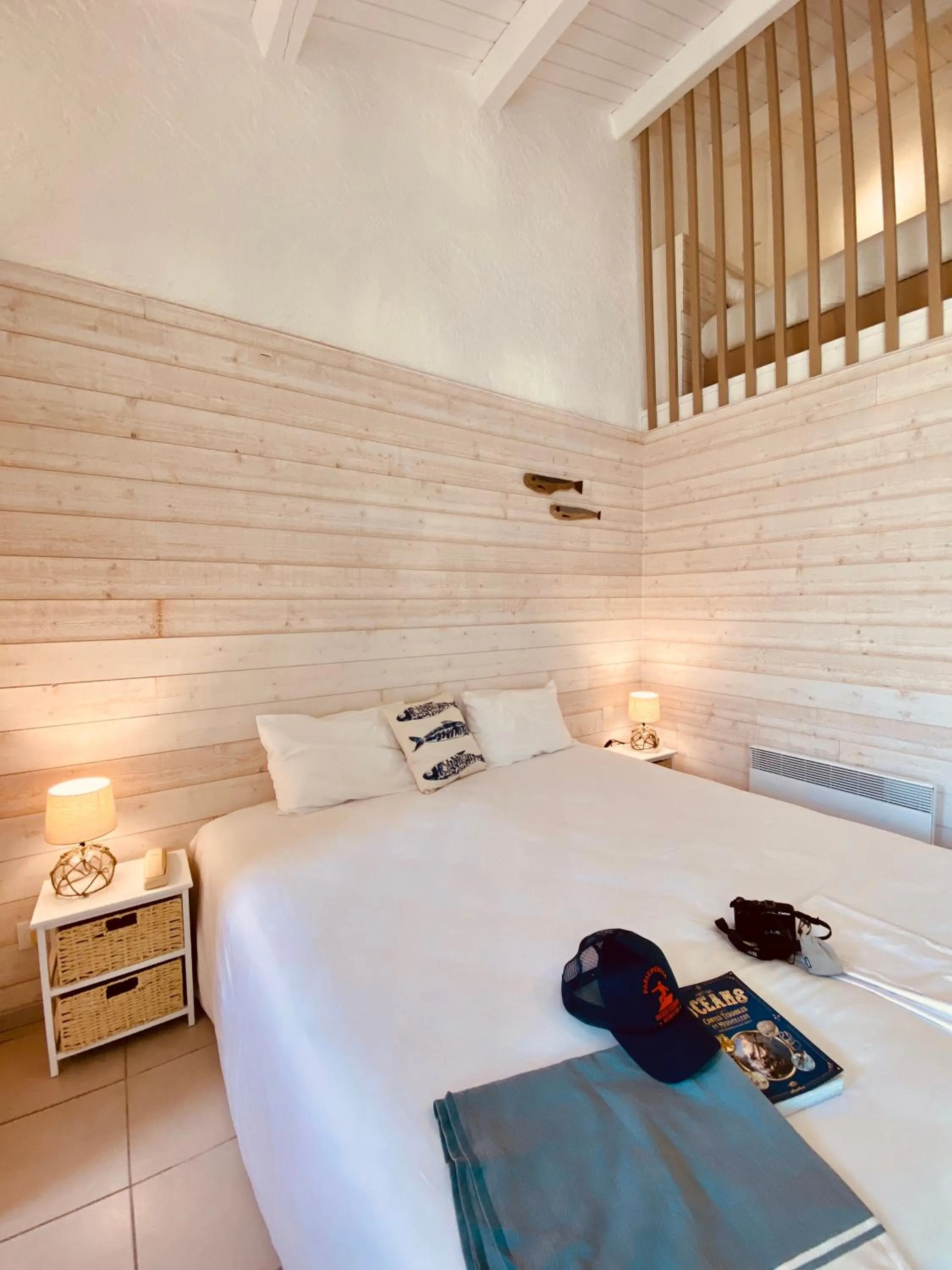 Photo of the whole room, Bed in Hôtel Île de Lumière