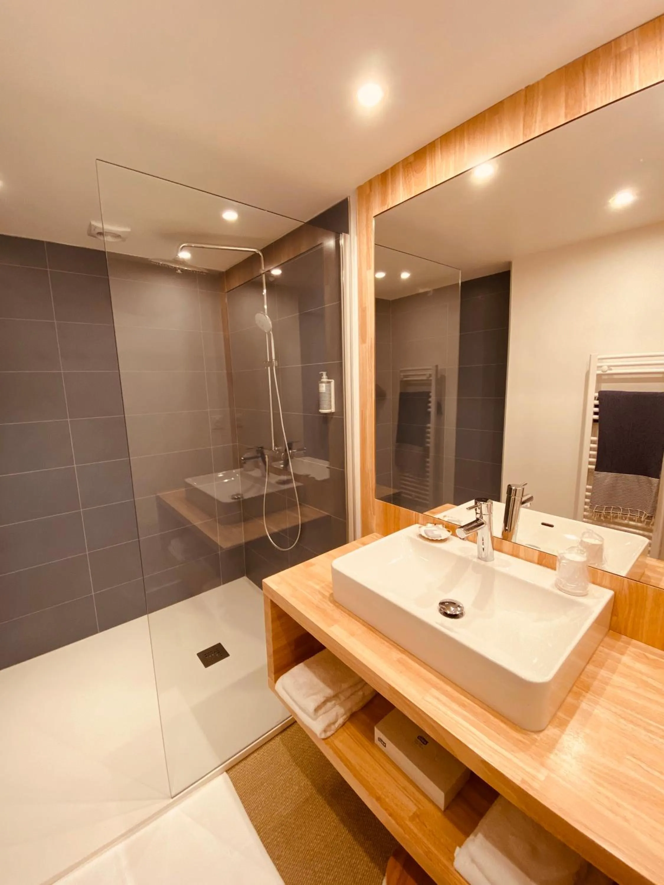 Bathroom in Hôtel Île de Lumière