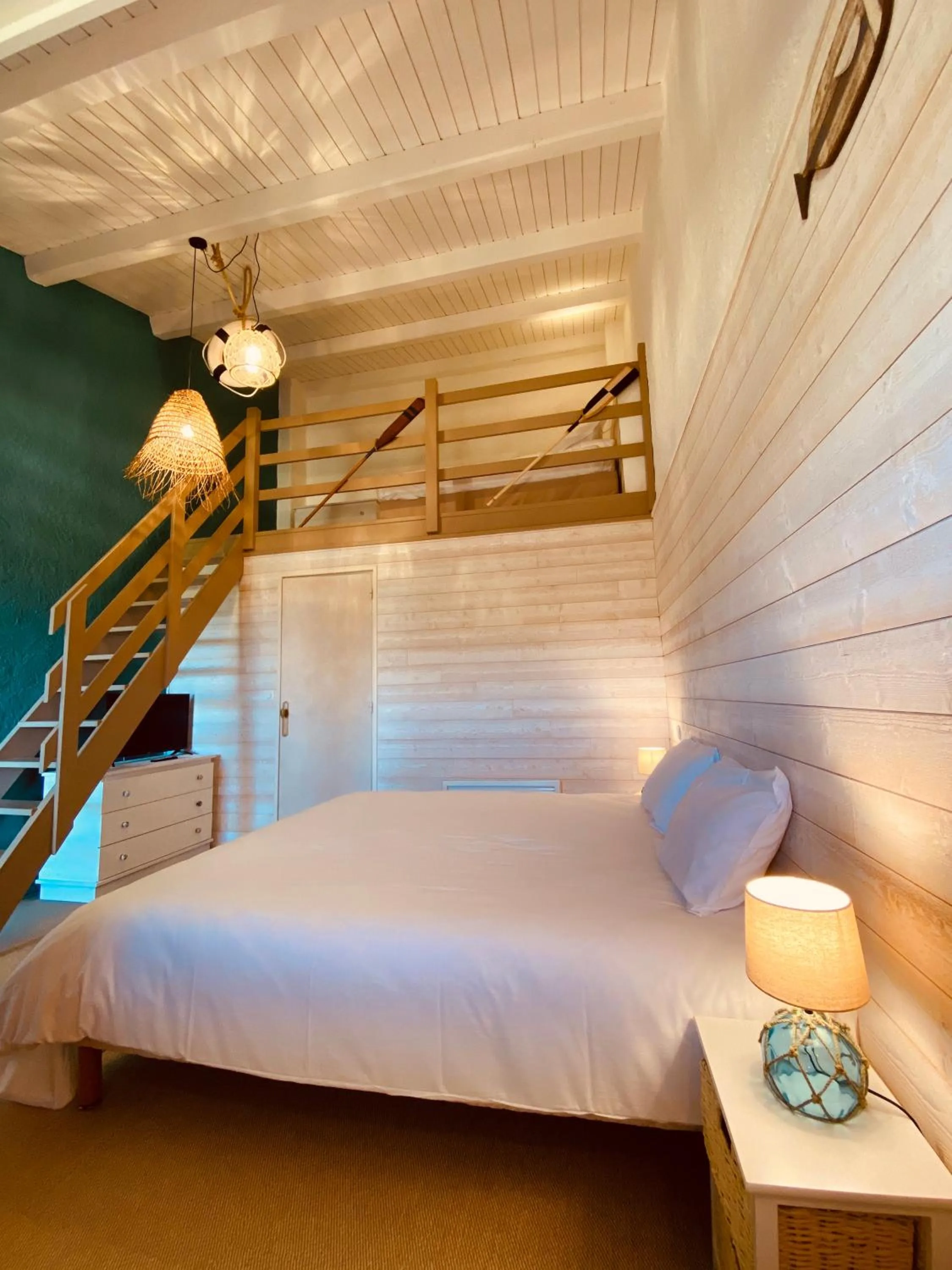 Photo of the whole room, Bed in Hôtel Île de Lumière