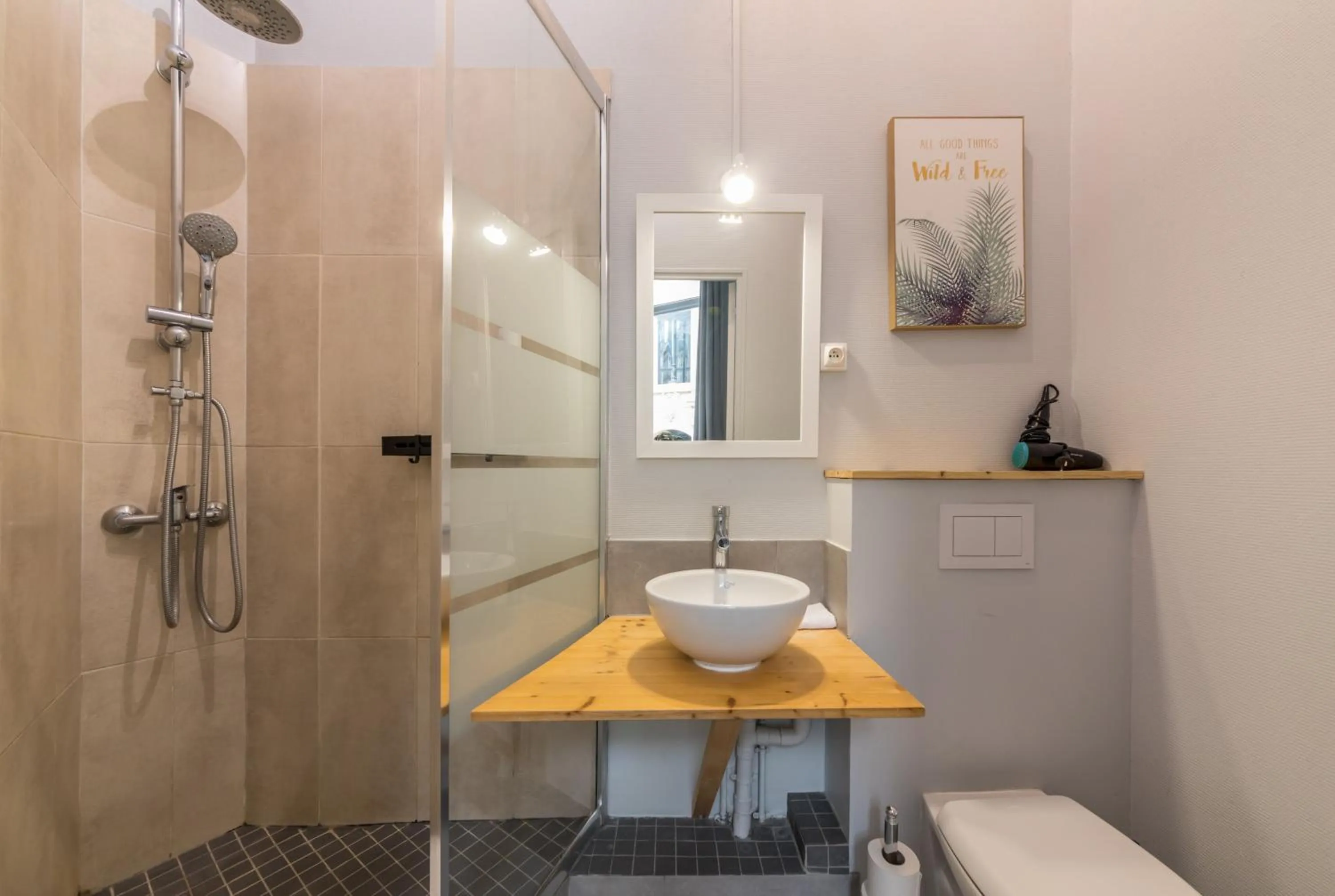 Shower in WS Louvre - Etienne Marcel