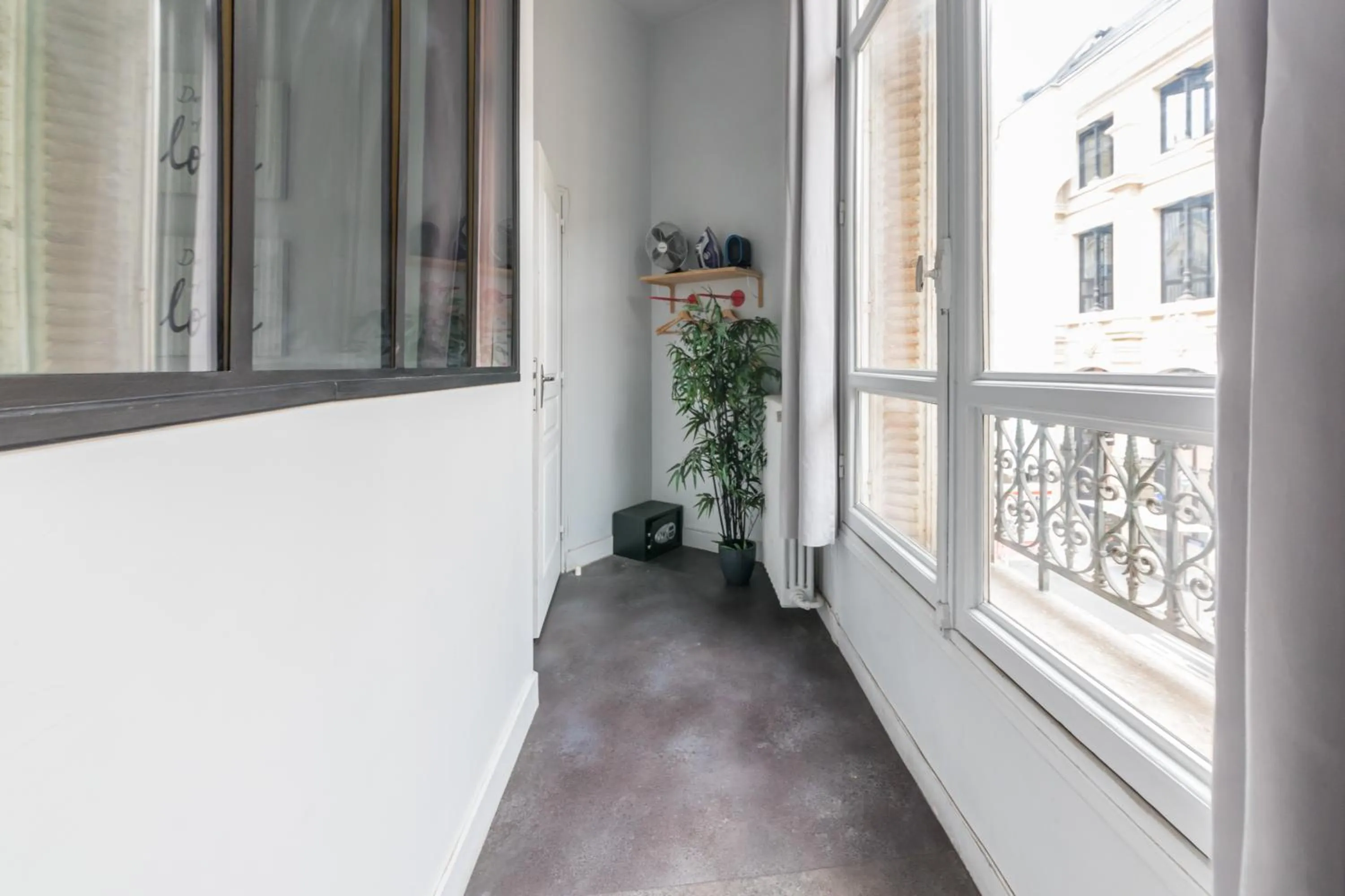 Property logo or sign in WS Louvre - Etienne Marcel