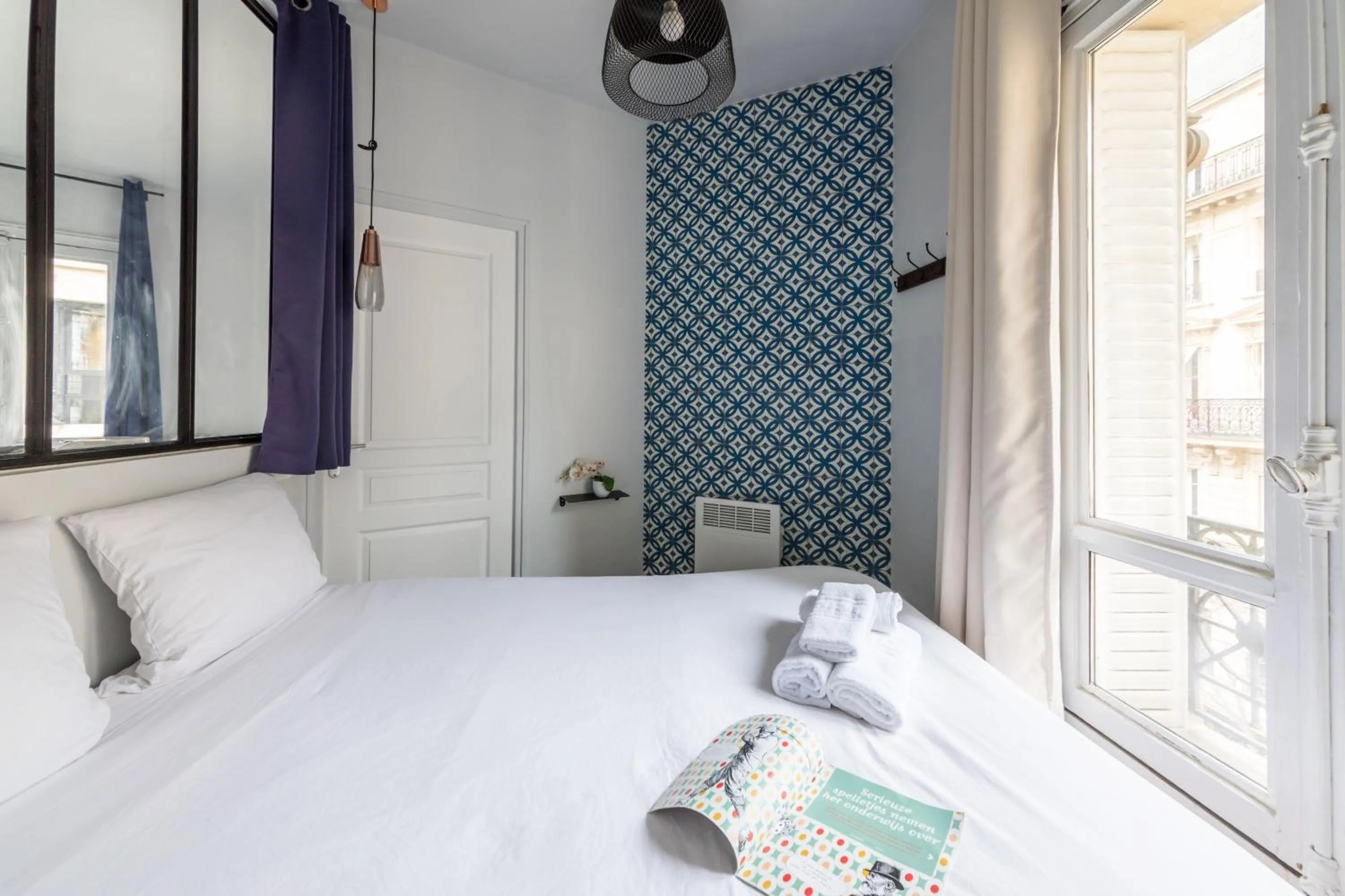 Photo of the whole room, Bed in WS Louvre - Etienne Marcel