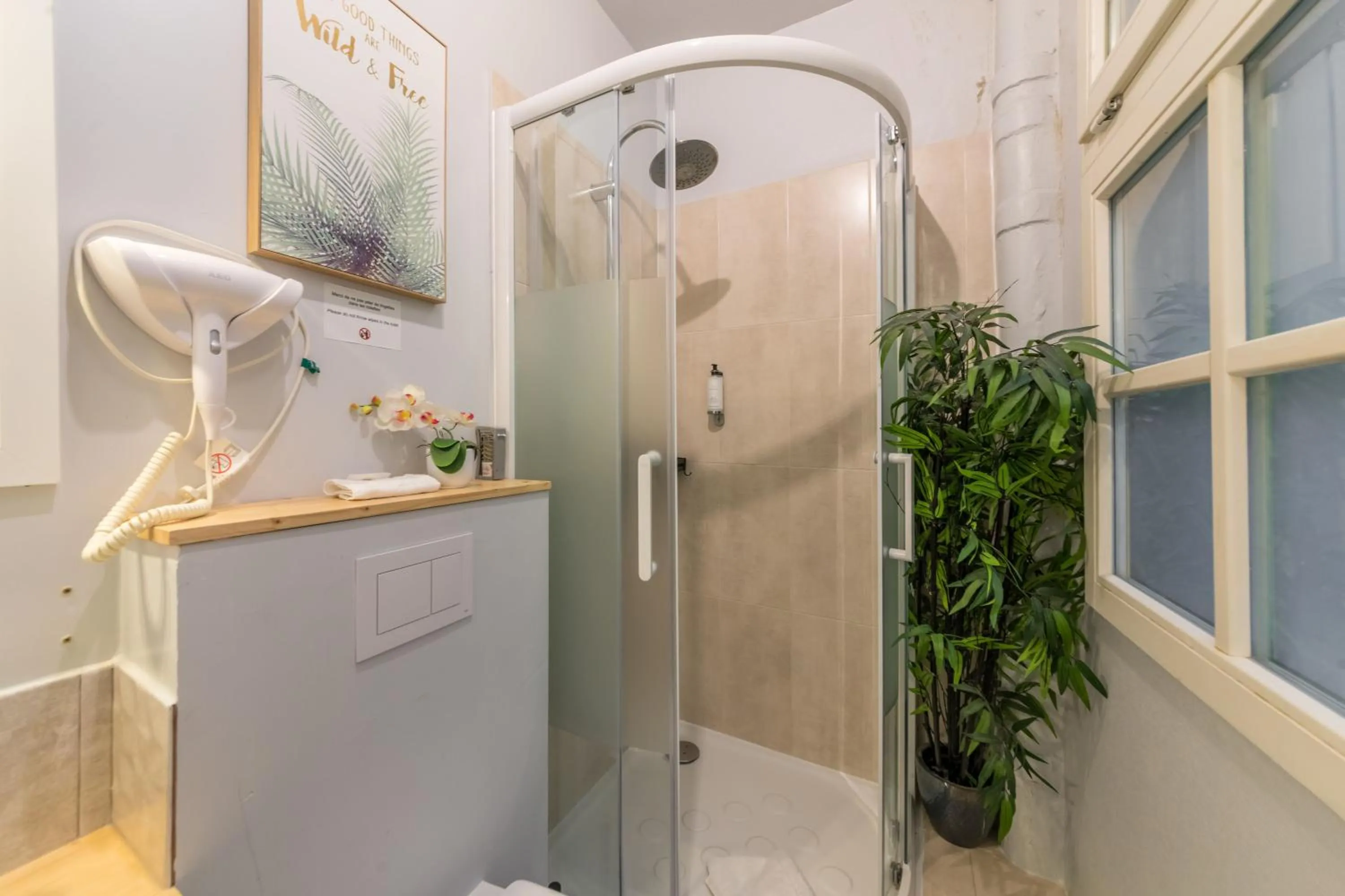 Shower in WS Louvre - Etienne Marcel