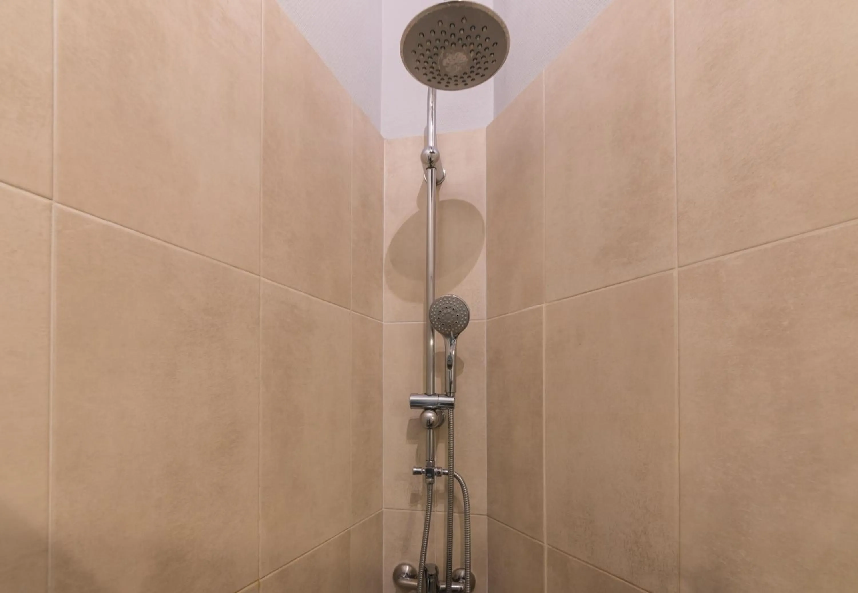 Shower in WS Louvre - Etienne Marcel