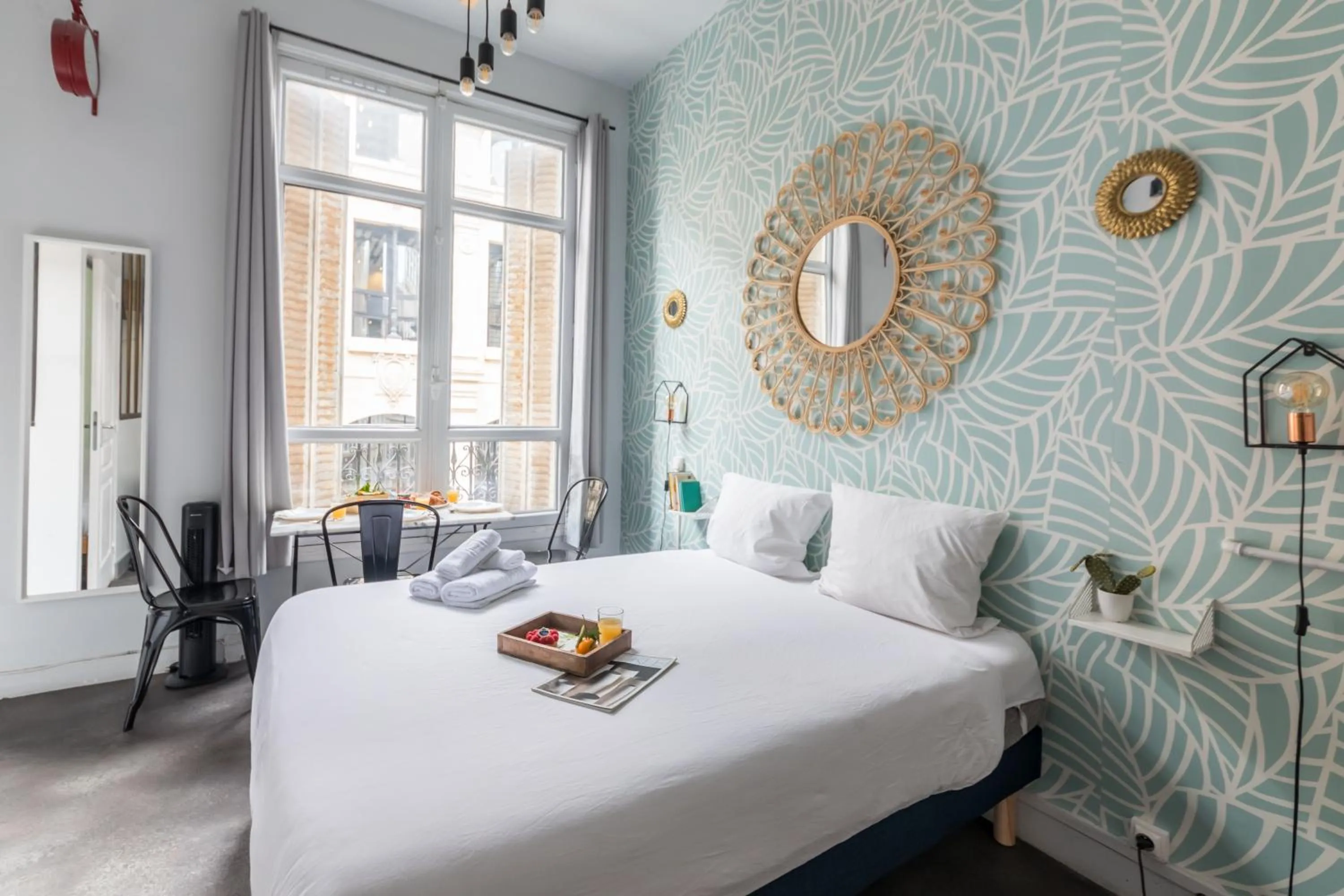 Photo of the whole room, Bed in WS Louvre - Etienne Marcel