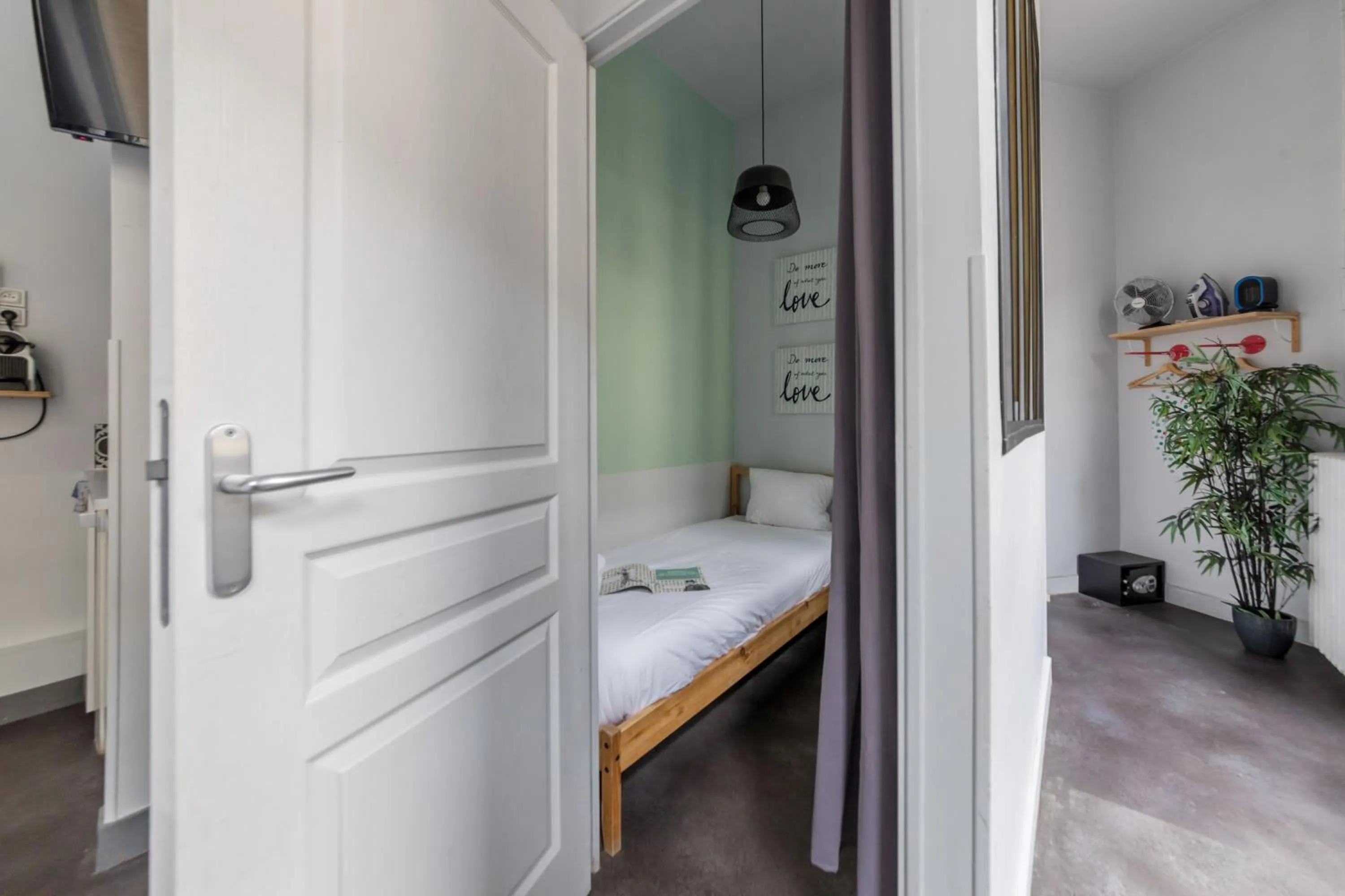 Photo of the whole room, Bed in WS Louvre - Etienne Marcel