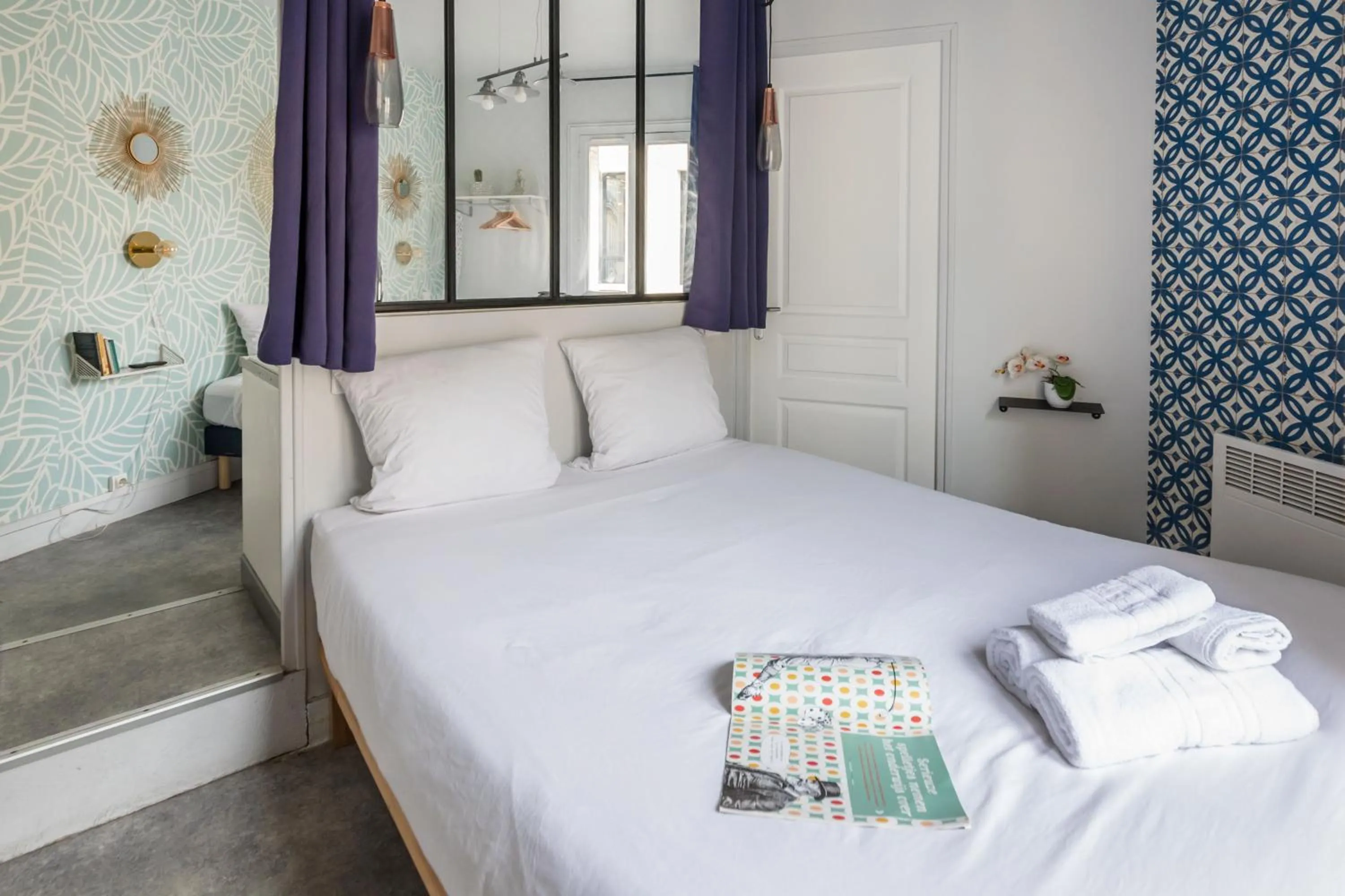 Photo of the whole room, Bed in WS Louvre - Etienne Marcel