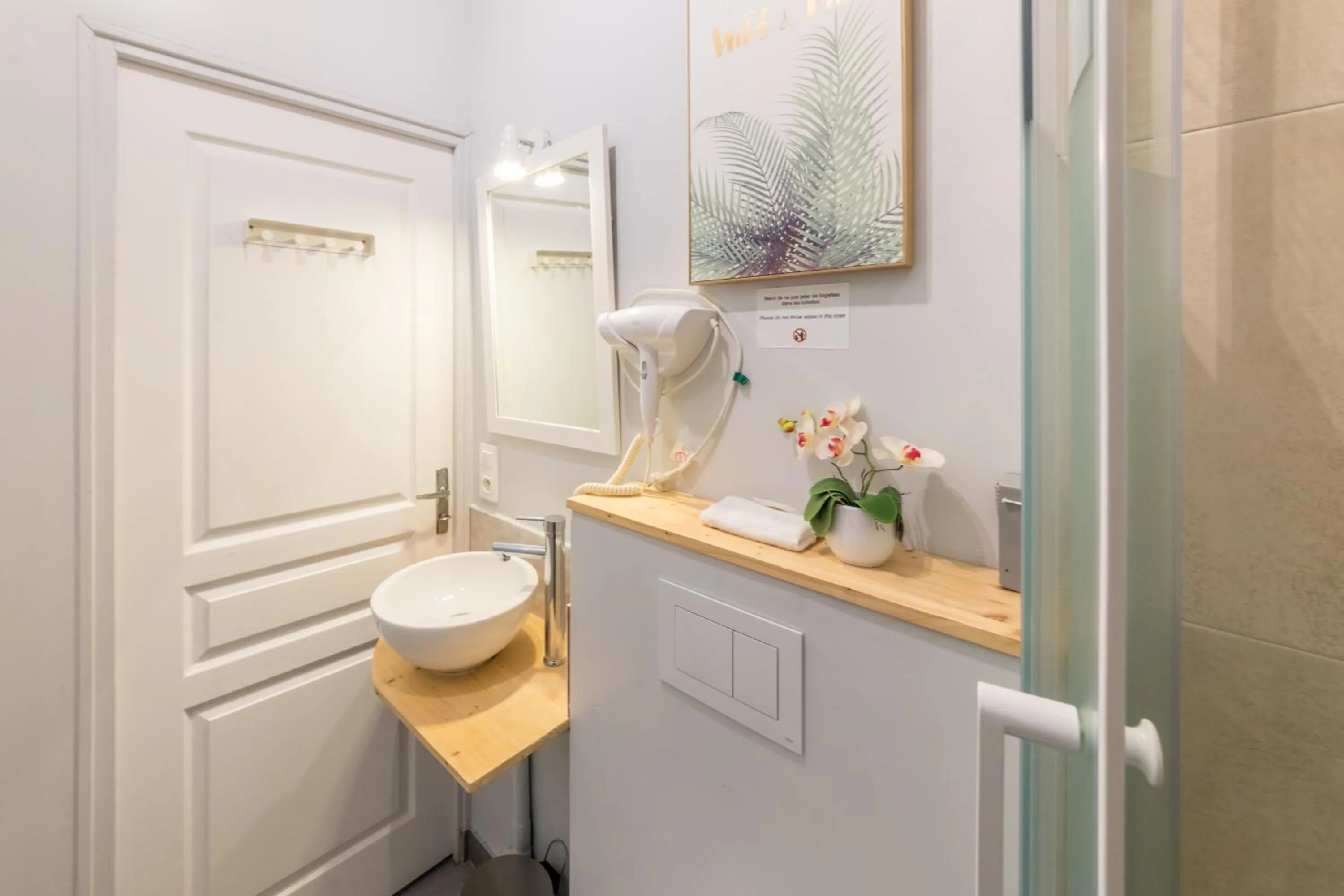 Shower in WS Louvre - Etienne Marcel