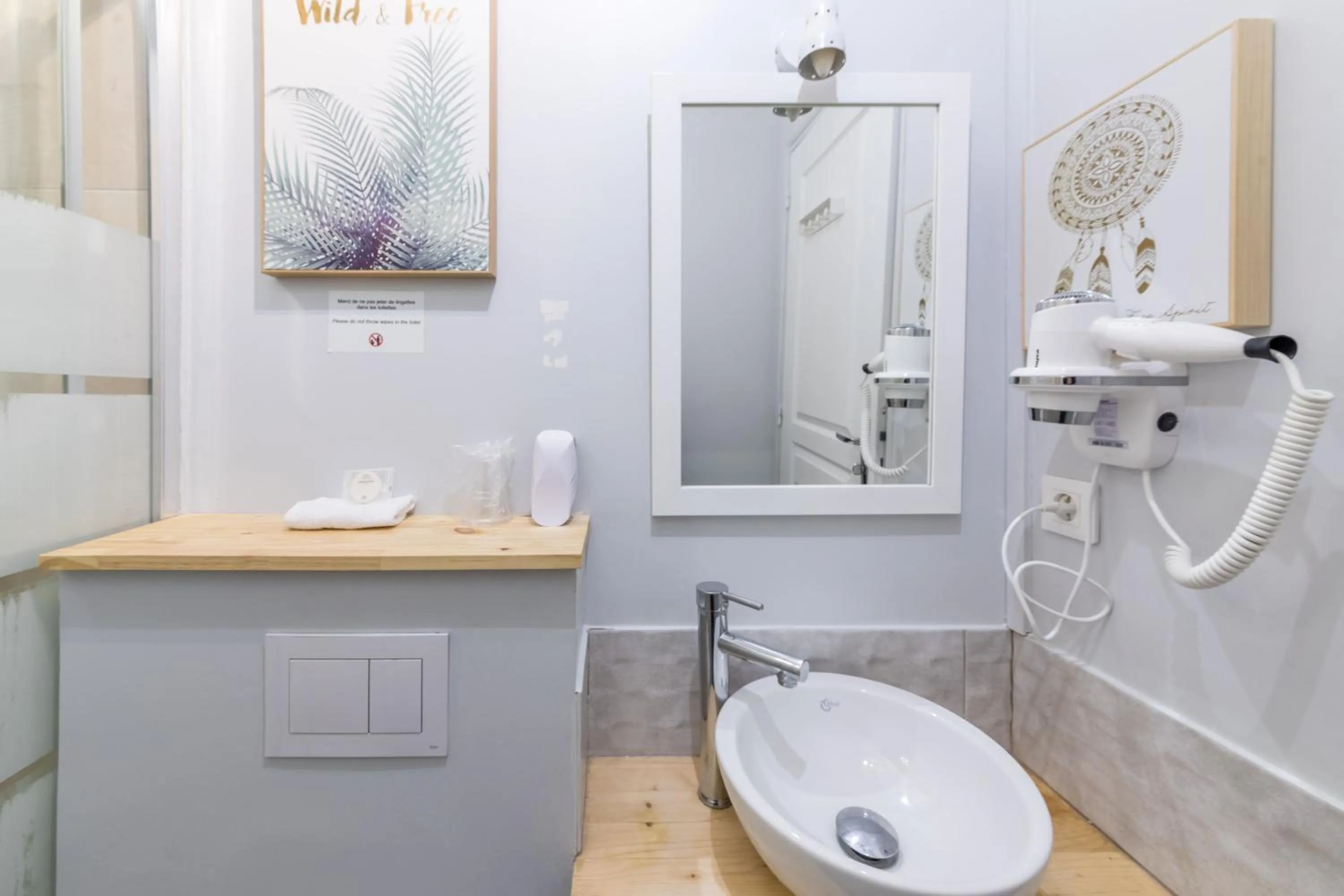 Bathroom in WS Louvre - Etienne Marcel