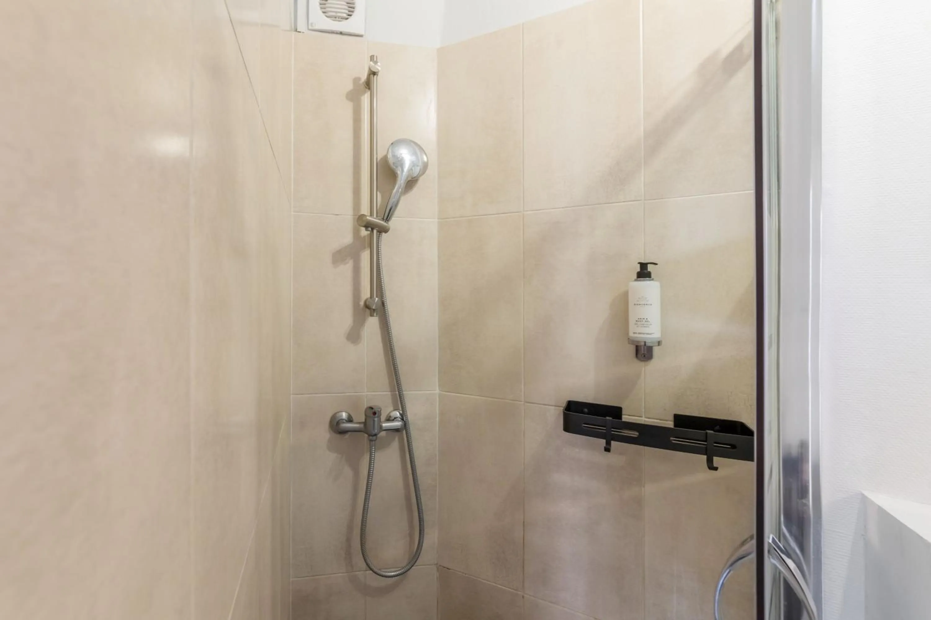 Shower in WS Louvre - Etienne Marcel