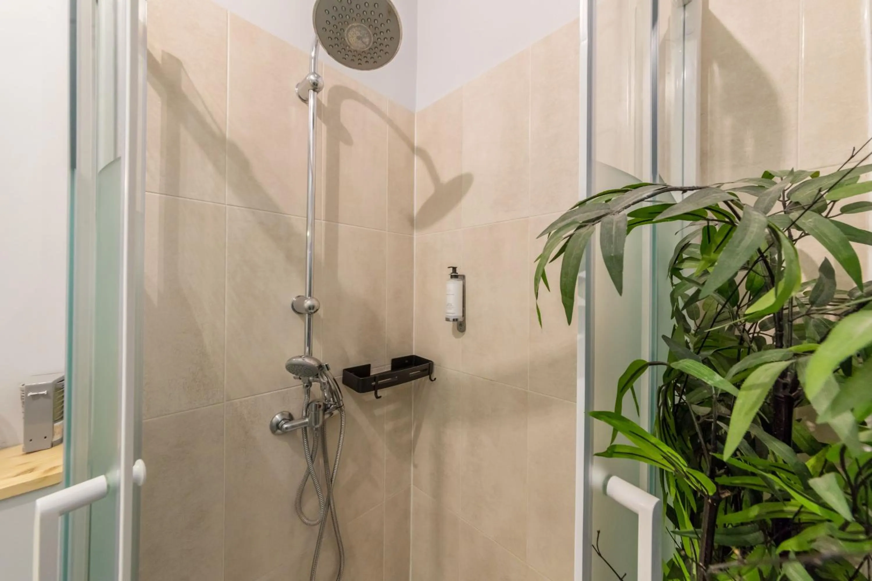 Shower in WS Louvre - Etienne Marcel