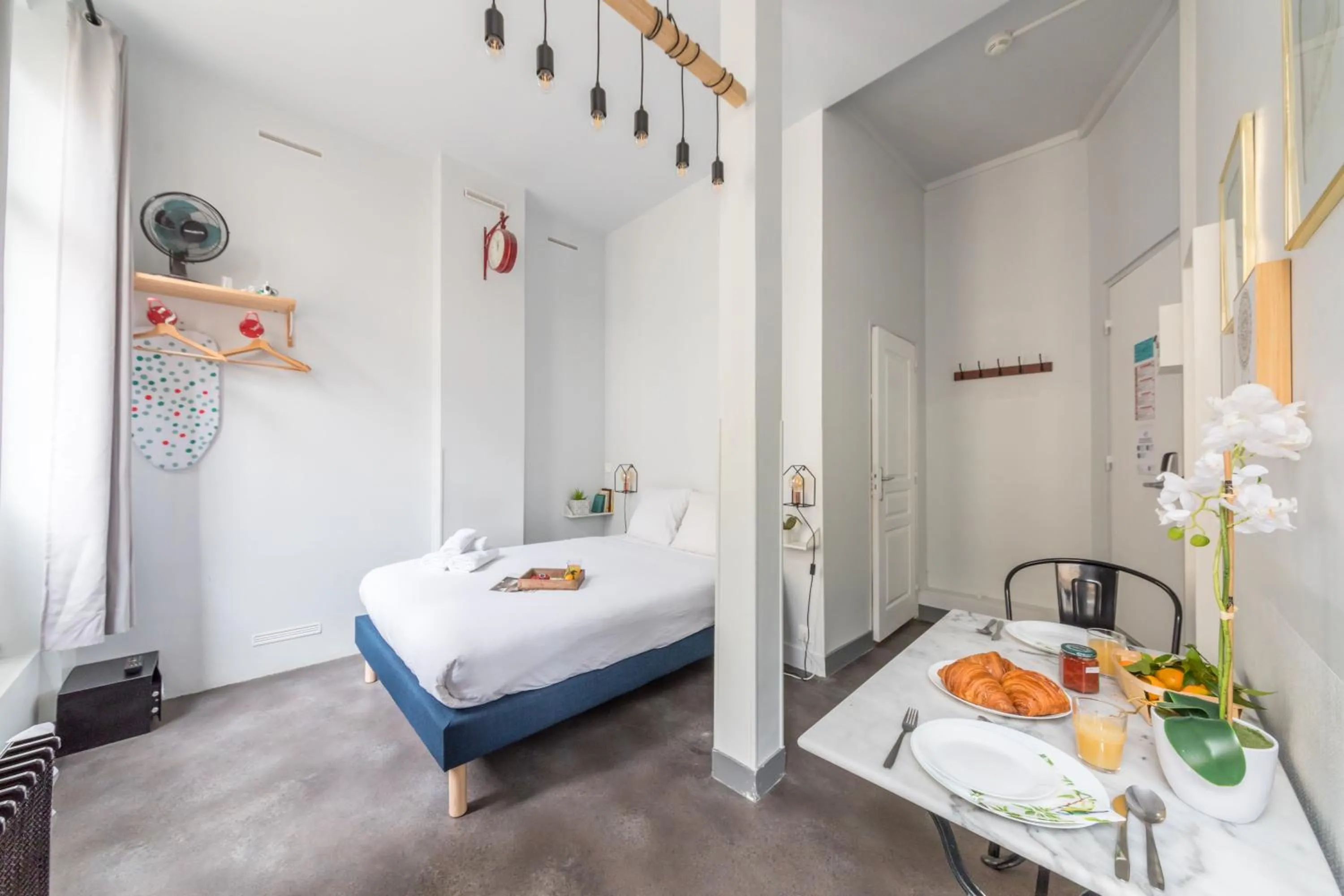 Photo of the whole room, Bed in WS Louvre - Etienne Marcel