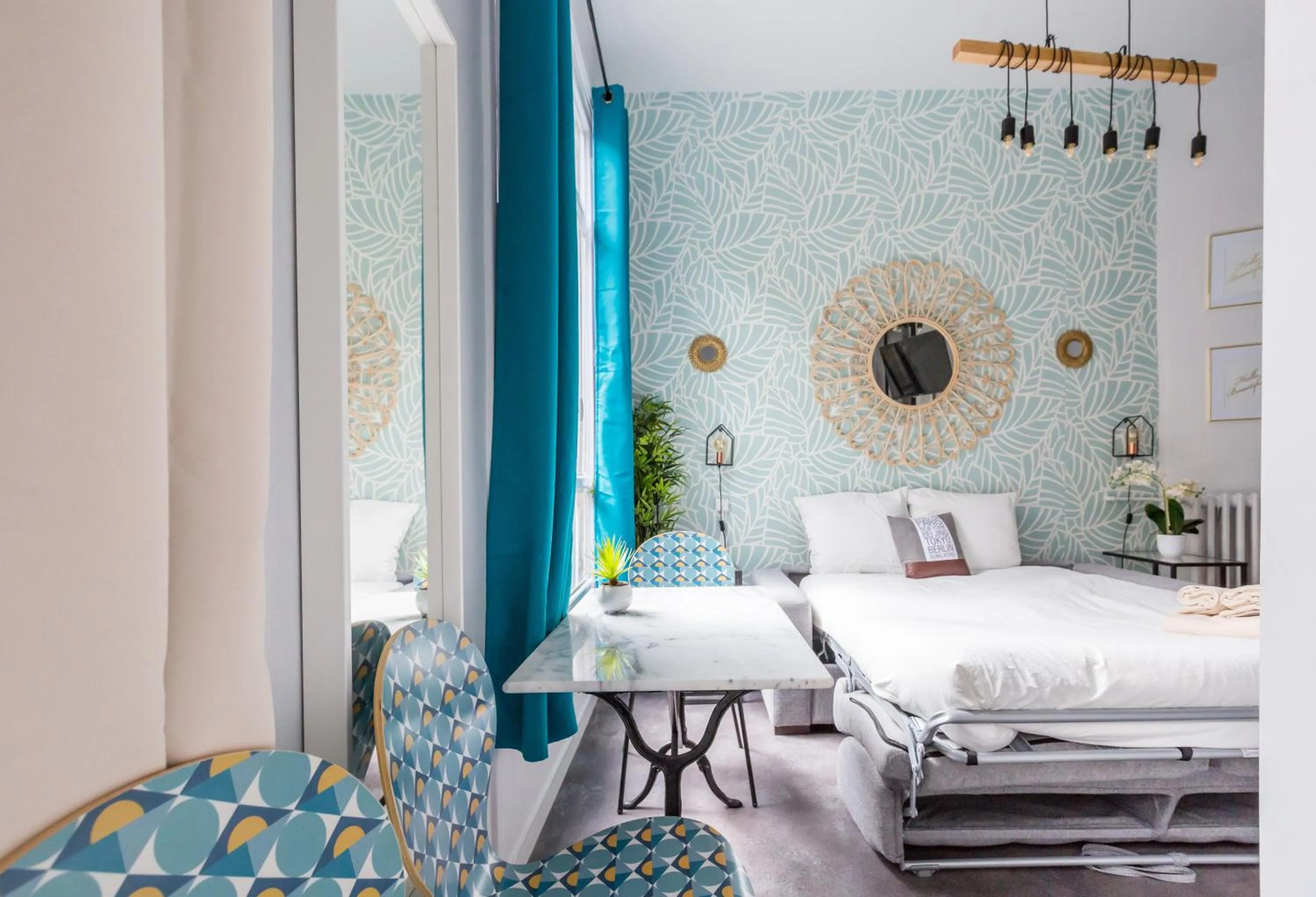 Bed in WS Louvre - Etienne Marcel