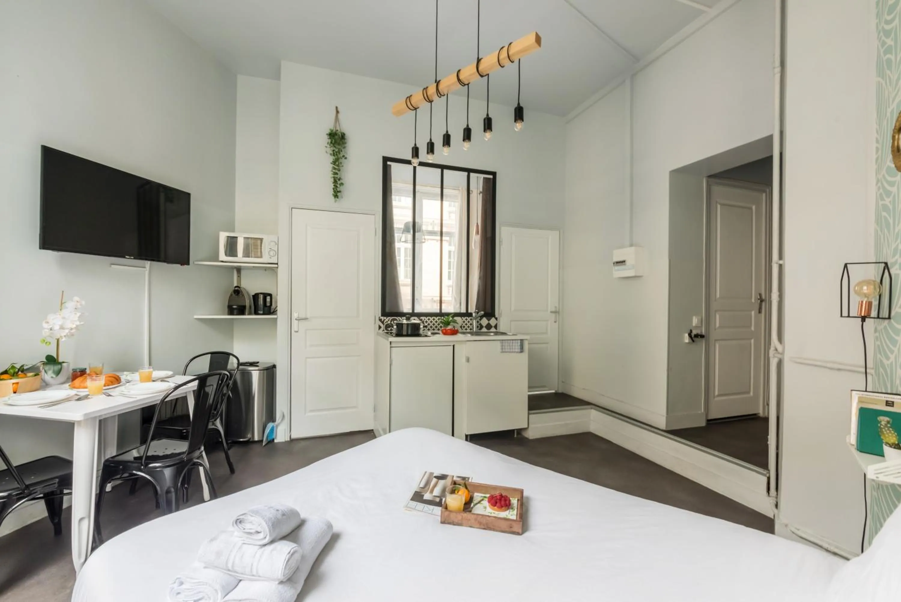 Bedroom, Bed in WS Louvre - Etienne Marcel