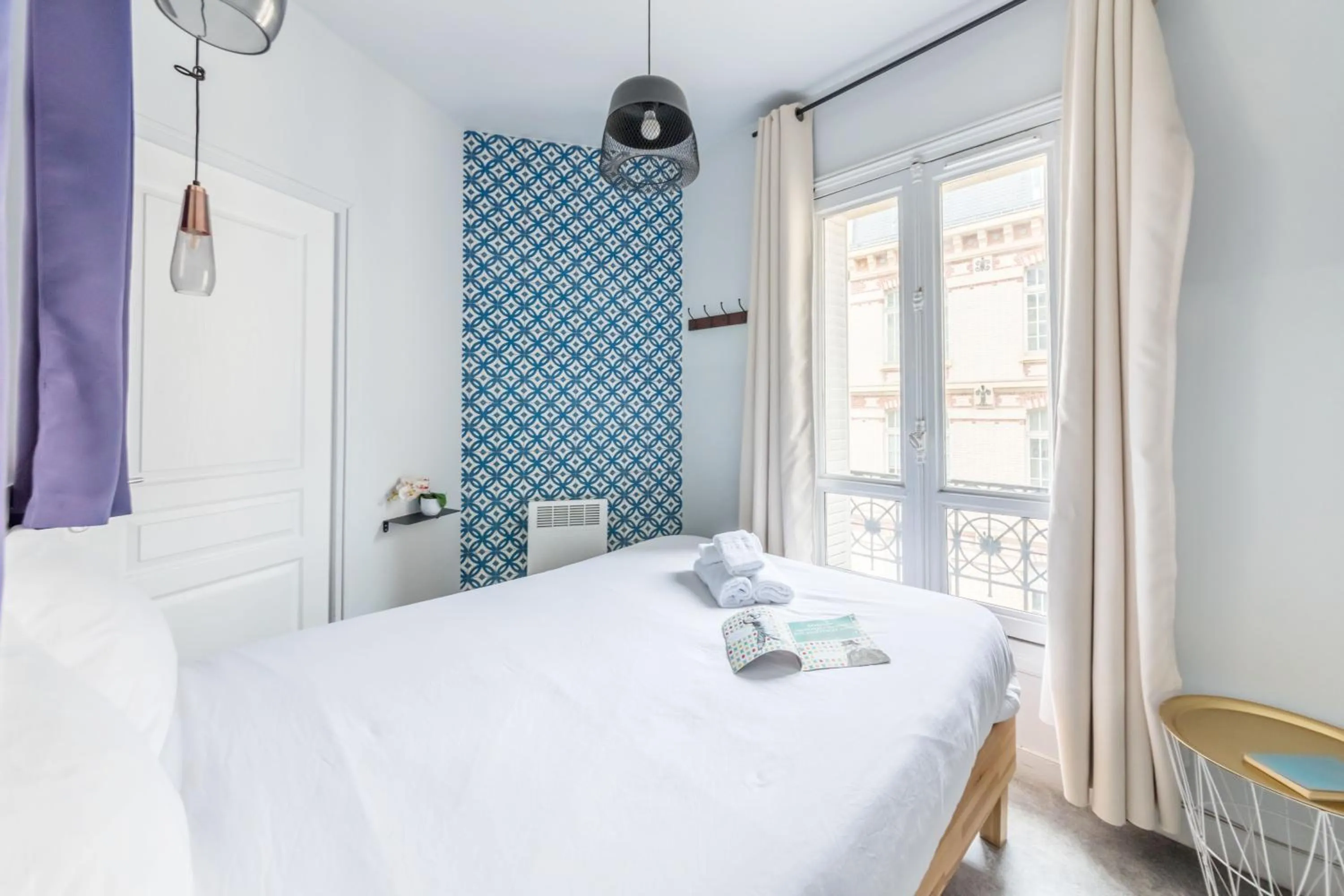 Photo of the whole room, Bed in WS Louvre - Etienne Marcel