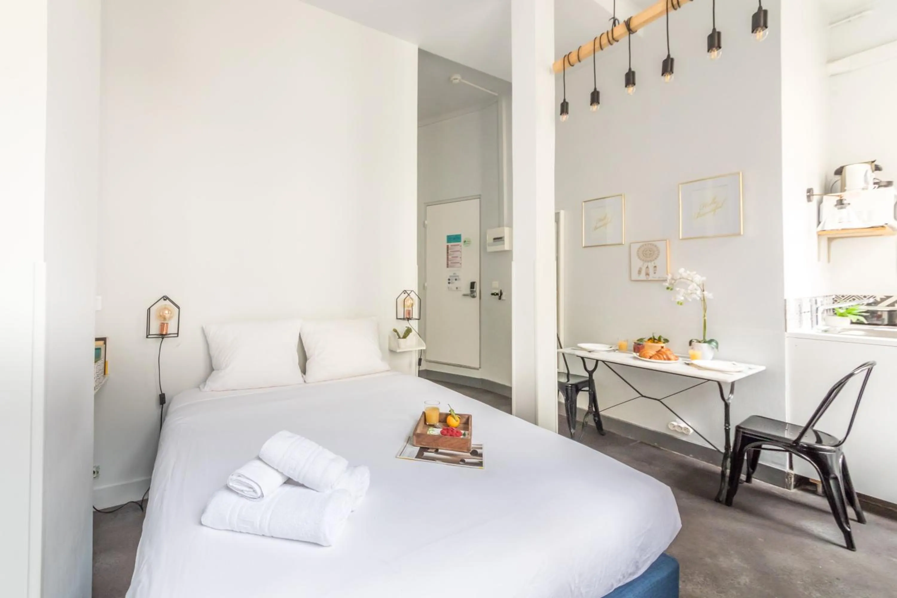 Photo of the whole room, Bed in WS Louvre - Etienne Marcel