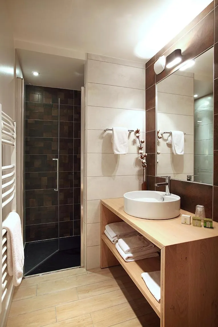 Bathroom in Logis Hotel de la Nivelle