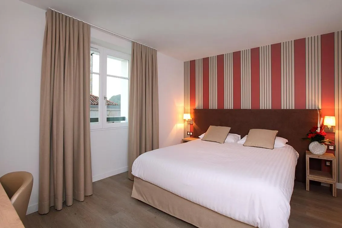 Bed in Logis Hotel de la Nivelle