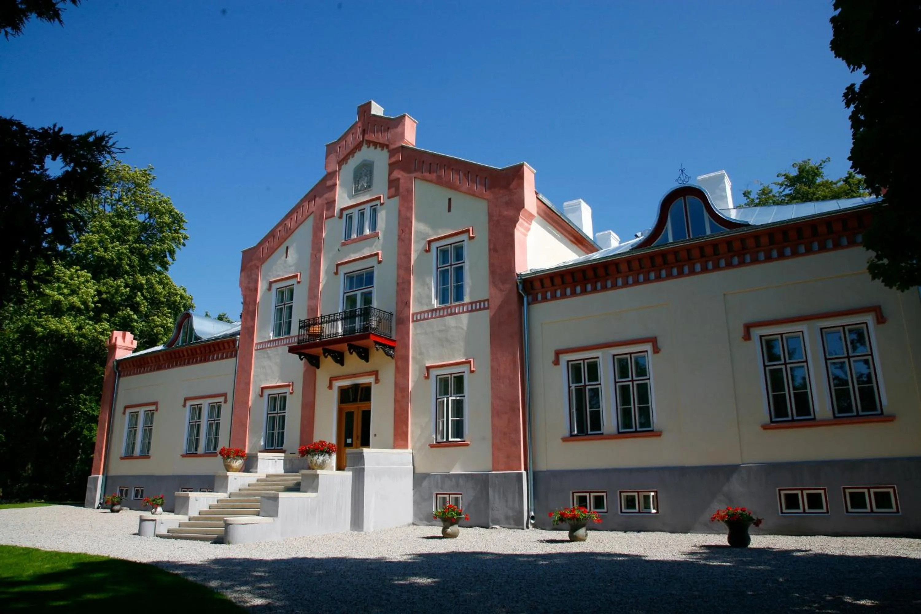 Facade/entrance in Pädaste Manor