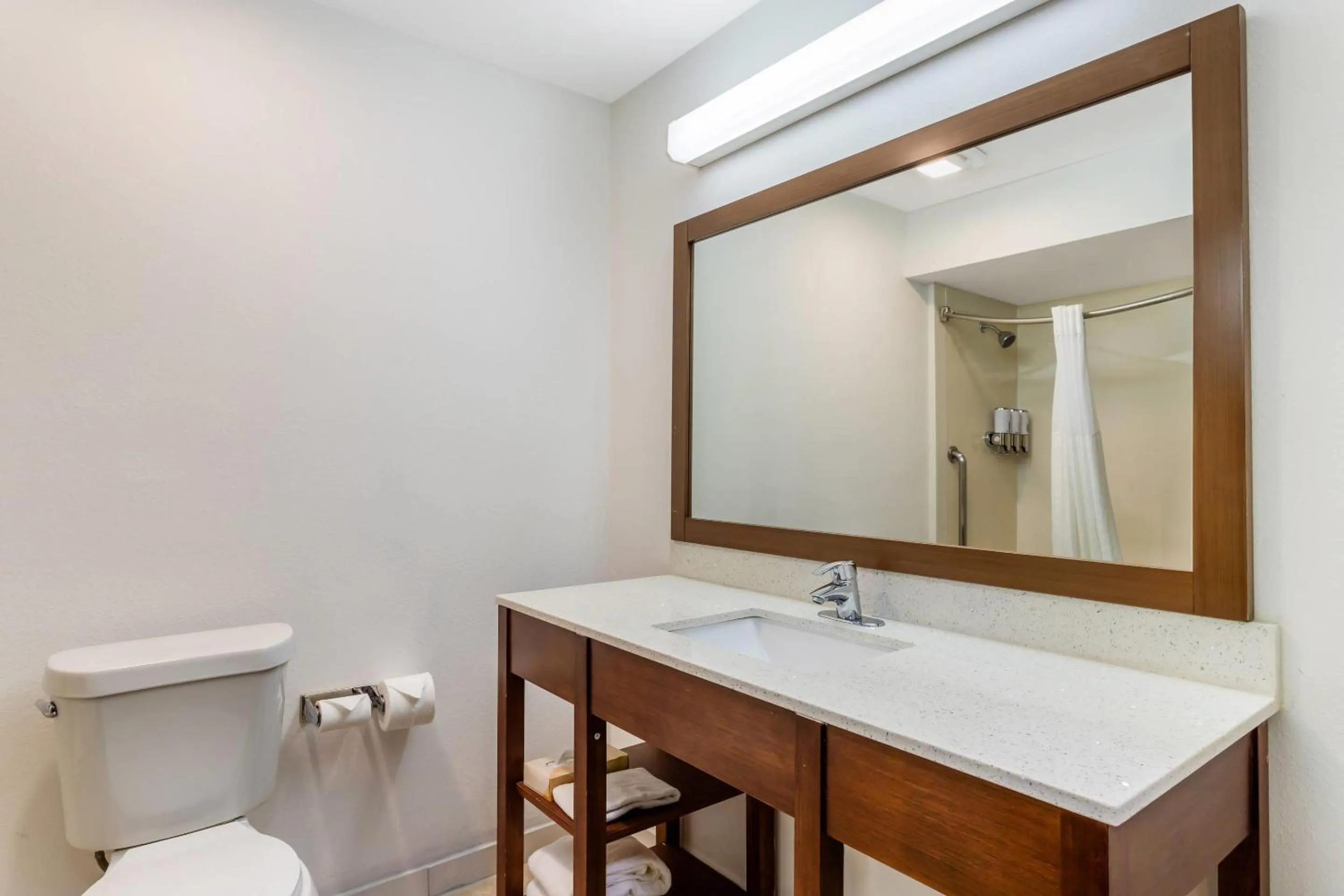 Bedroom in Comfort Suites Bush Intercontinental Airport