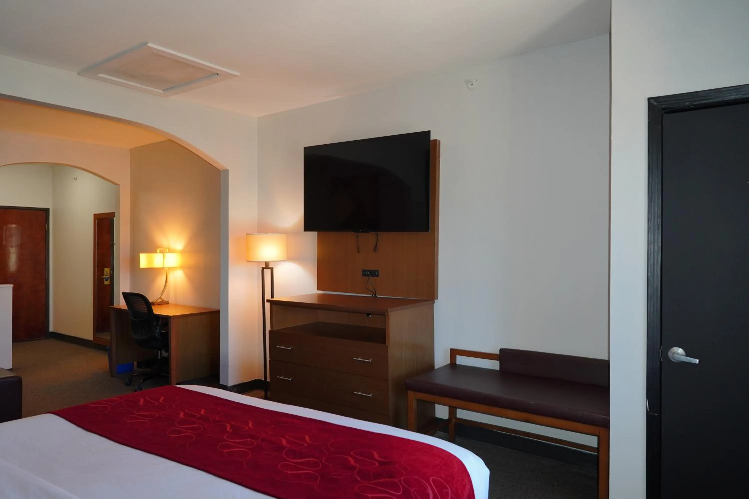 Bed in Comfort Suites Bush Intercontinental Airport