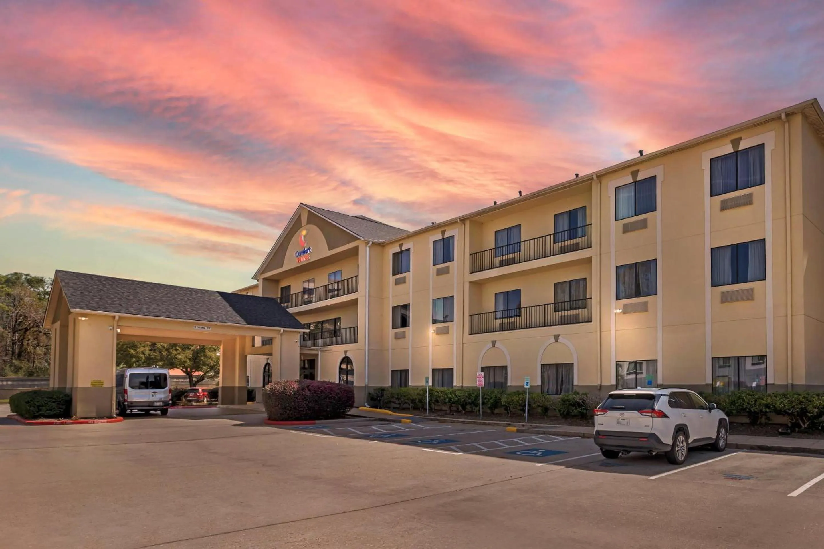 Bedroom in Comfort Suites Bush Intercontinental Airport